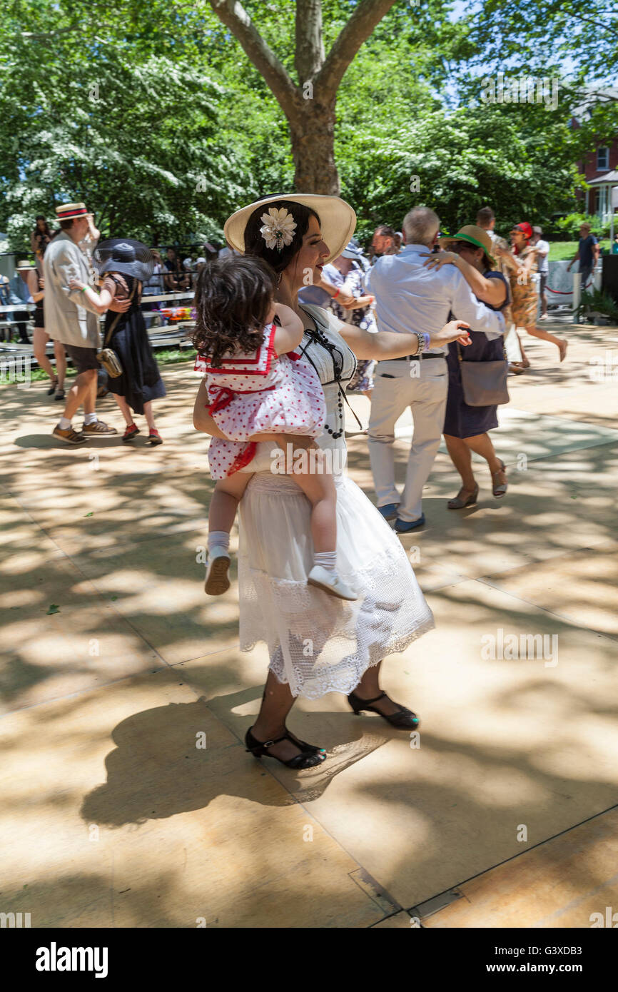 New York, NY USA - 12. Juni 2016: Während der 11. Jazz Atmosphäre alter Rasen Partei mit Dreamland Orchestra unter Michael Arenella auf Governors Island Stockfoto