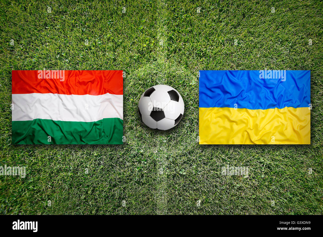 Ungarn vs. Ukraine Fahnen auf grüne Fußballplatz Stockfoto