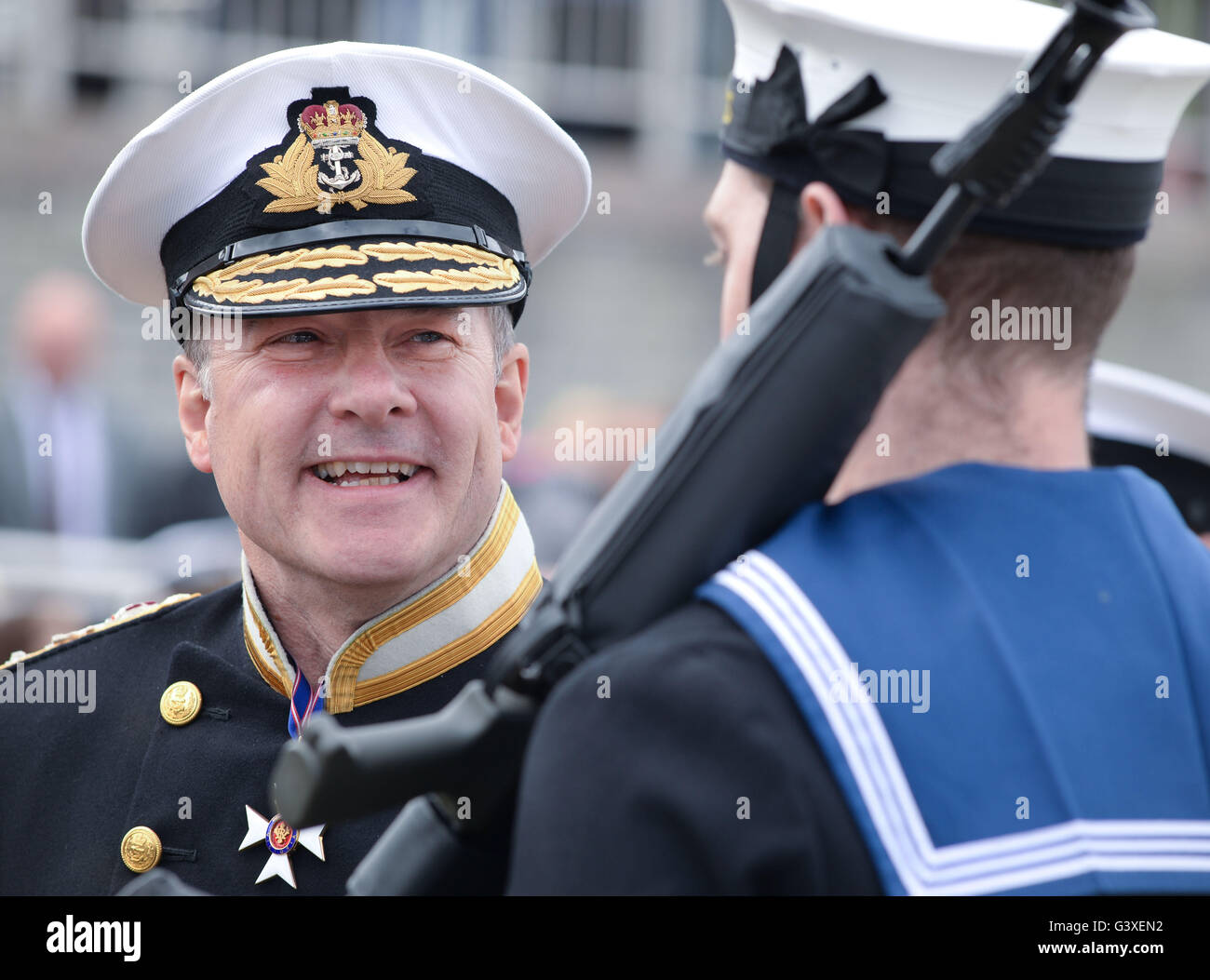 Rear Admiral Simon Williams CVO Inspektion Guard of Honour an der Redication der HMS Calliope.  NAVAL RESERVE-EINHEIT ERNEUT ÖFFNEN Stockfoto