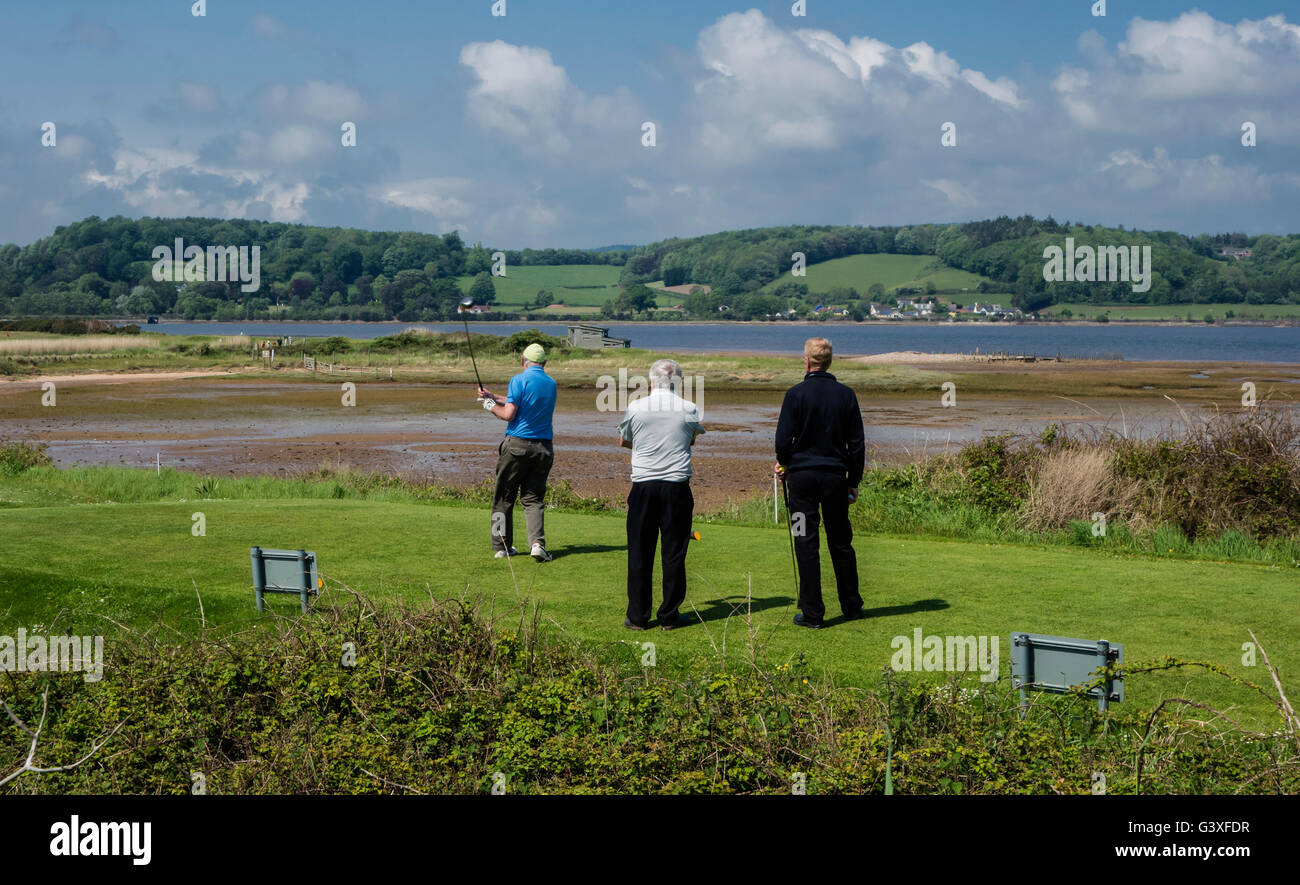 Golfer am Abschlag am Warren Golf Club, Dawlish Warren, Devon, UK Stockfoto