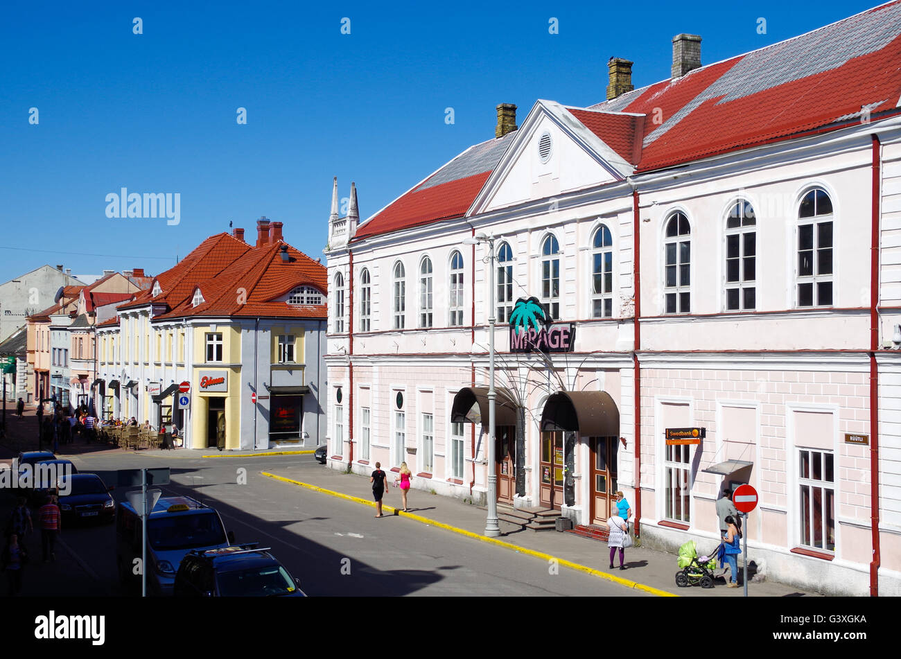 Rüütli Straße in Pärnu ist die kommerzielle Hauptachse der Stadt, Estland 2016 Stockfoto