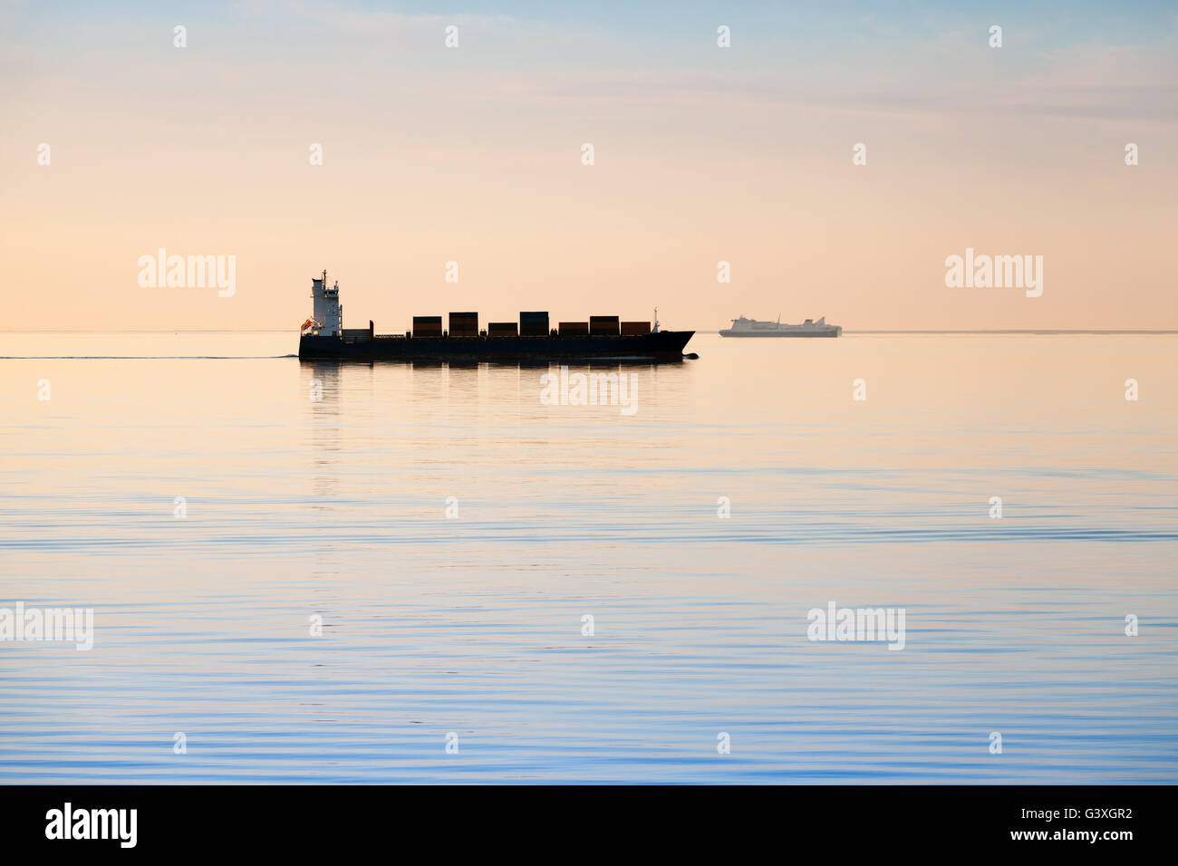 Große industrielle Containerschiff geht noch Meerwasser im Abend, Silhouette Foto, natürlichen Gegenlicht Effekt Stockfoto