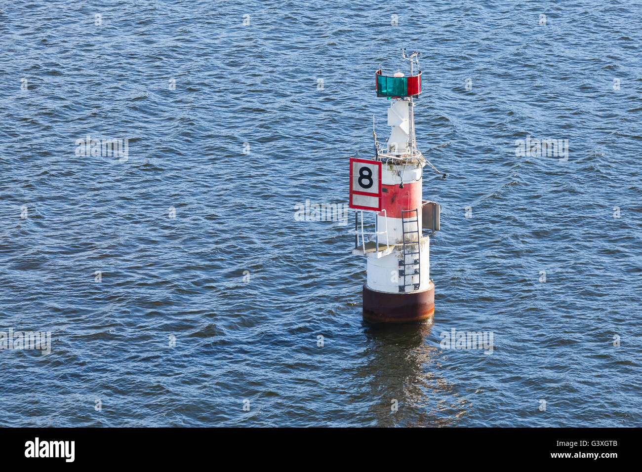 Moderne schwedische Leuchtturm. Leuchtfeuer stehen im Wasser des Meeres mit sectored grüne Rotlicht und Beschriftung Stockfoto