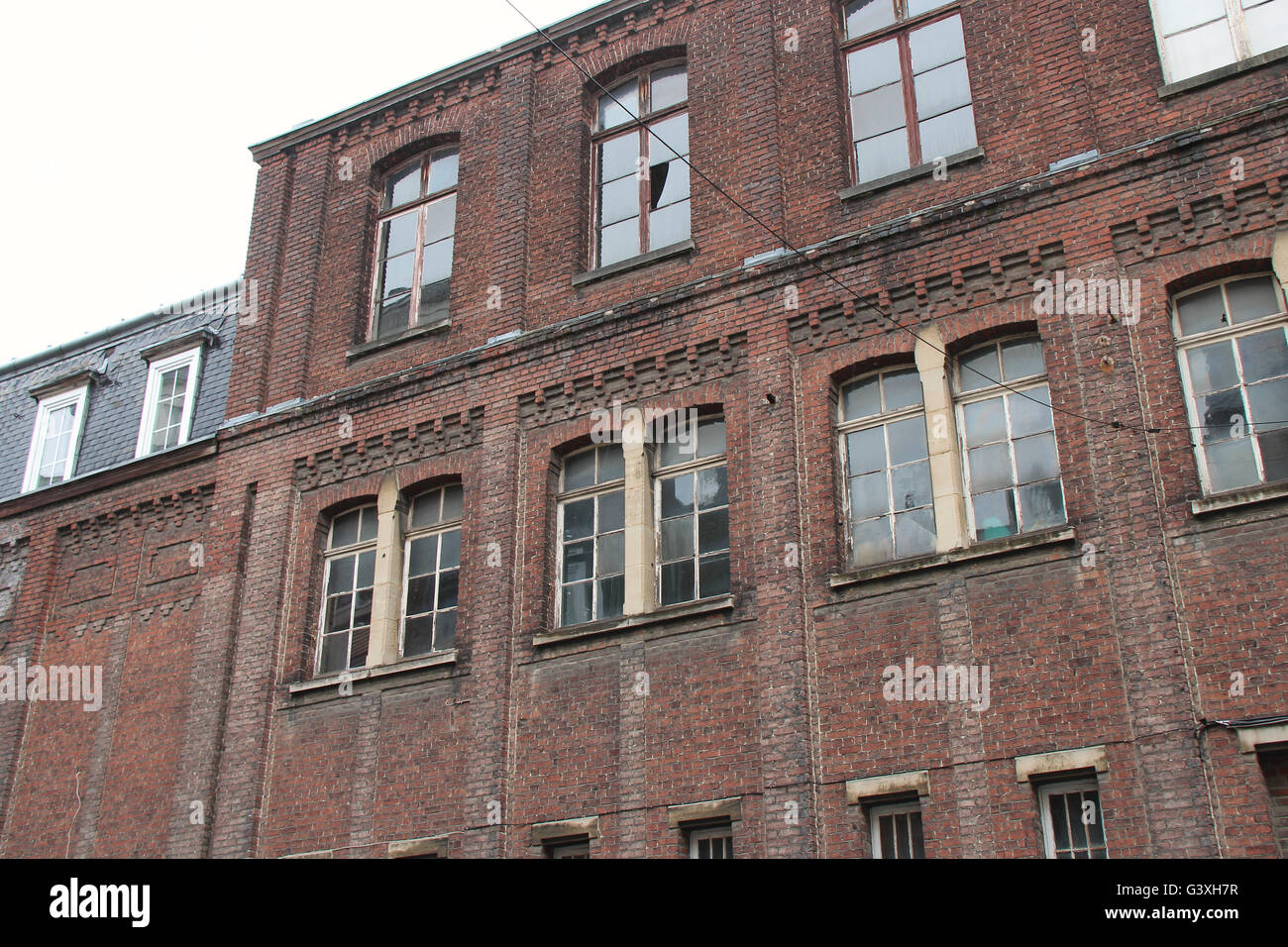 Fassade ein Backsteingebäude in Lille (Frankreich). Stockfoto