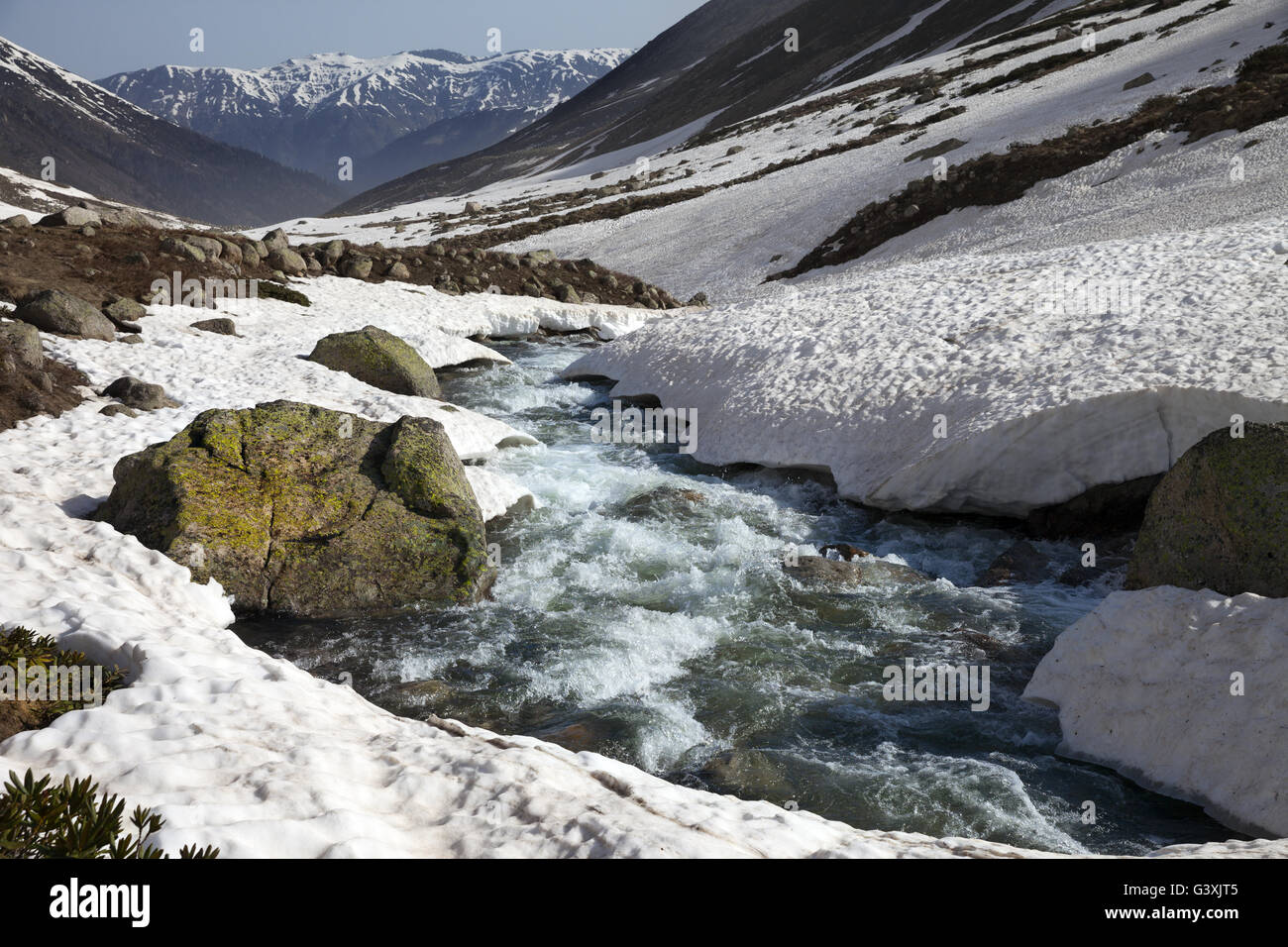 Fluss mit Schneebrücken in Frühjahr Bergen am Sonnetag. Türkei, Kachkar Gebirge höchsten Teil der Pontische Gebirge. Stockfoto