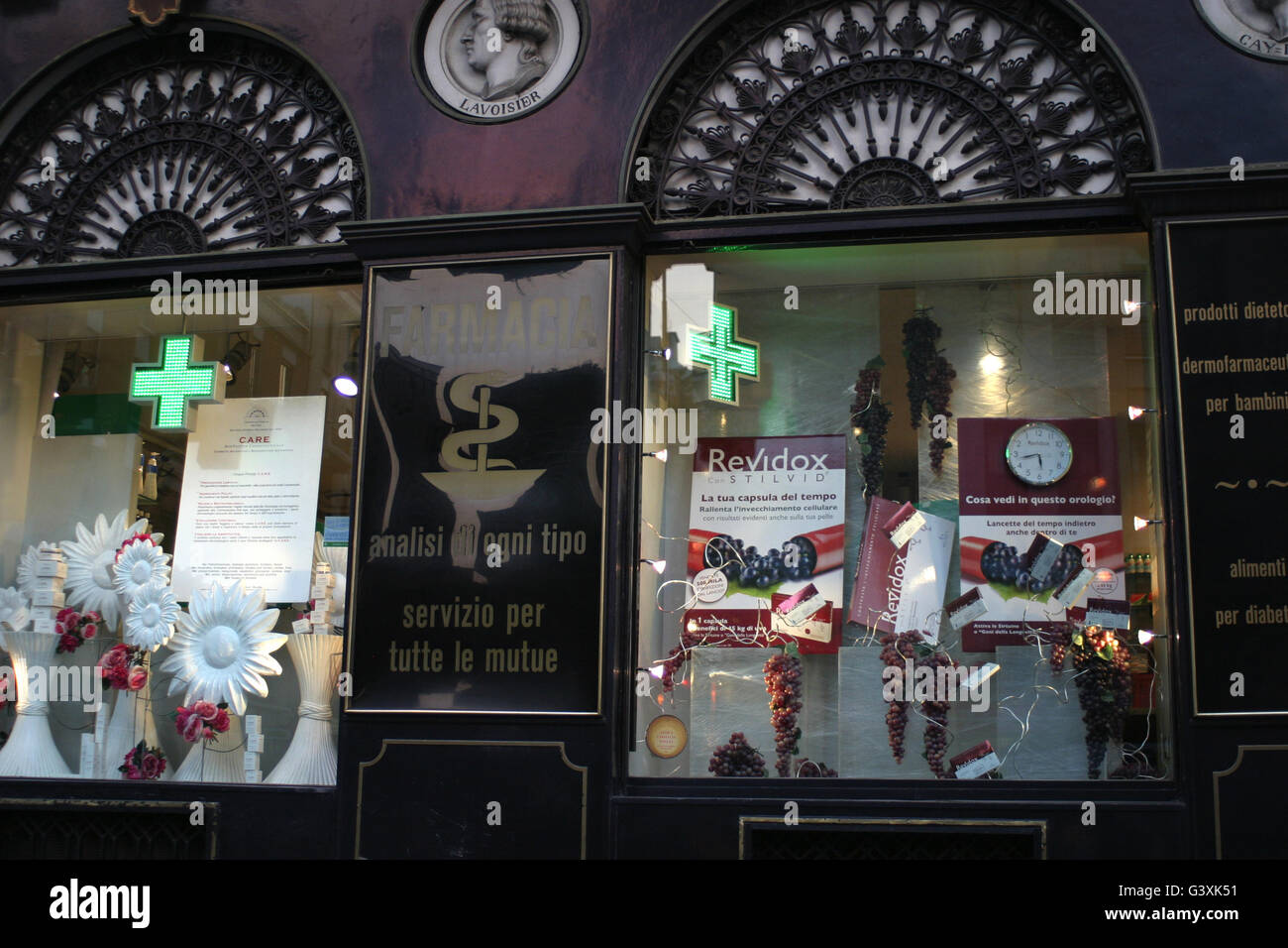 Alte Apotheke Windows, Mailand, Italien Stockfoto