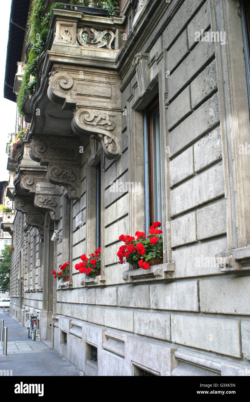 Schöne rote Geranien auf Fensterbänke, Mailand, Italien Stockfoto