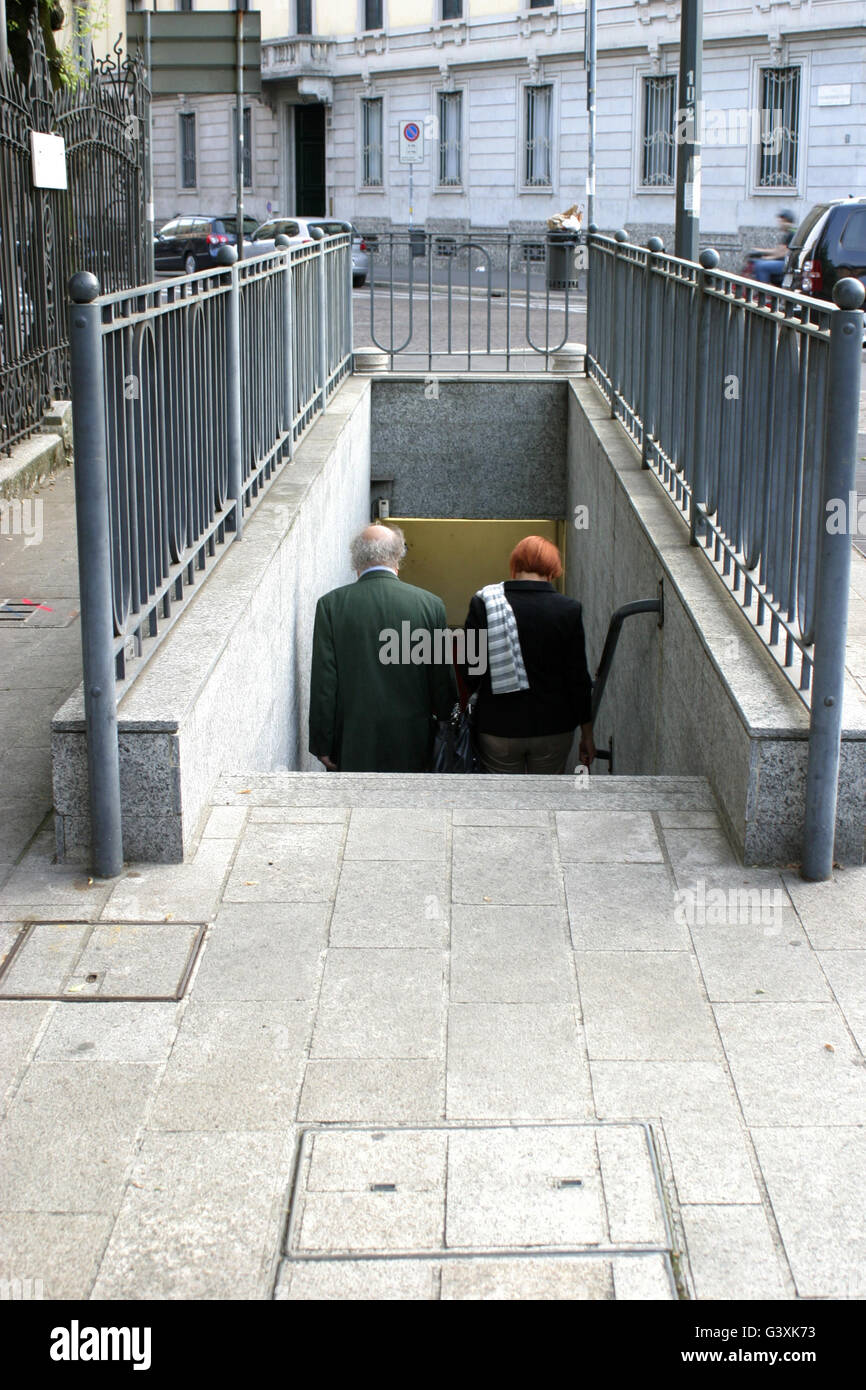 Ein paar eine Treppe hinunter in die Stadt Mailand Stockfoto