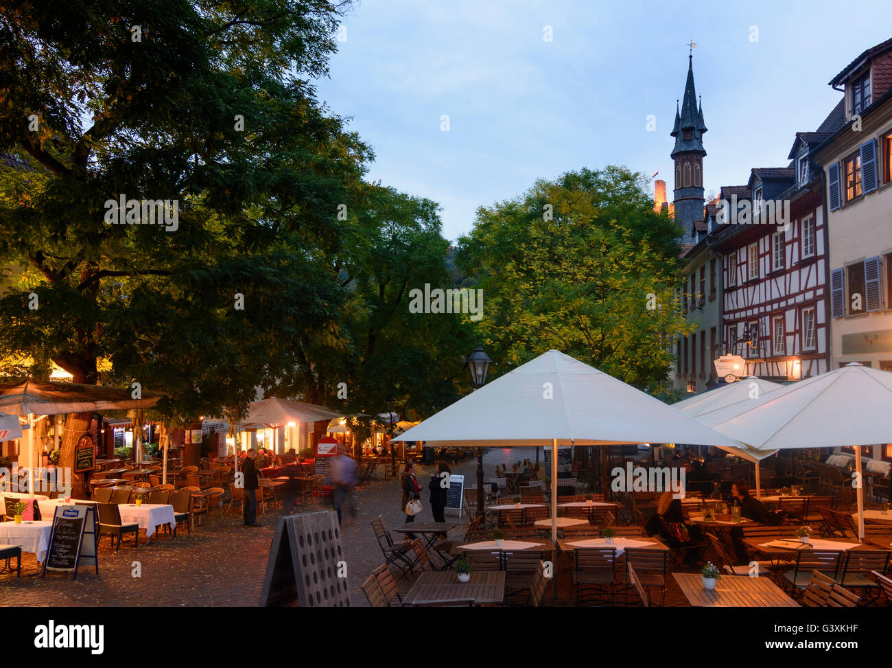 Marktplatz mit Restaurants und alte Rathaus und die Burg Windeck, Deutschland, Baden-Württemberg, Kurpfalz, Weinheim Stockfoto