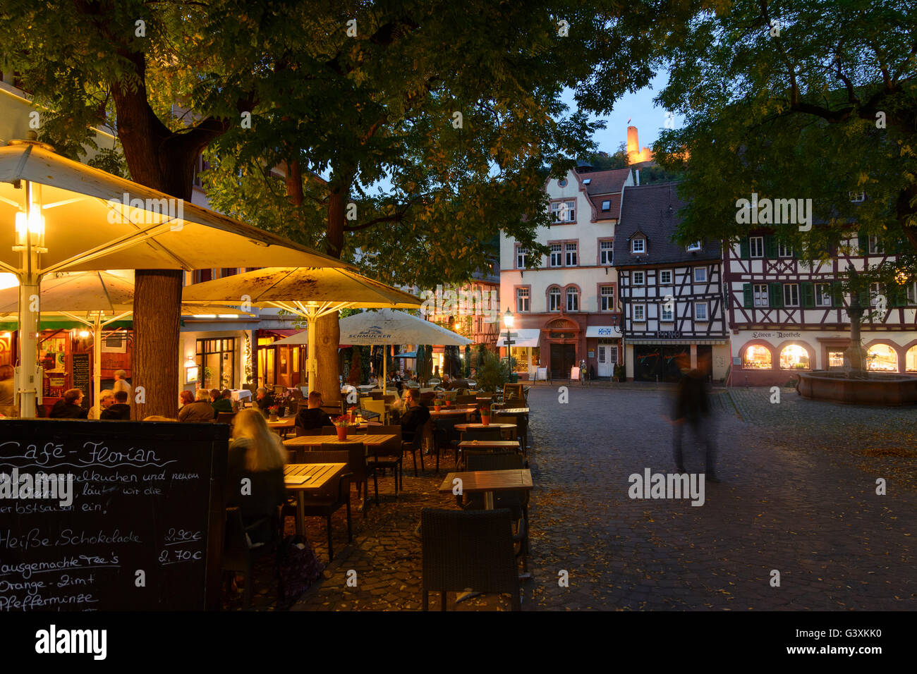 Marktplatz mit Restaurants und alte Rathaus und die Burg Windeck, Deutschland, Baden-Württemberg, Kurpfalz, Weinheim Stockfoto