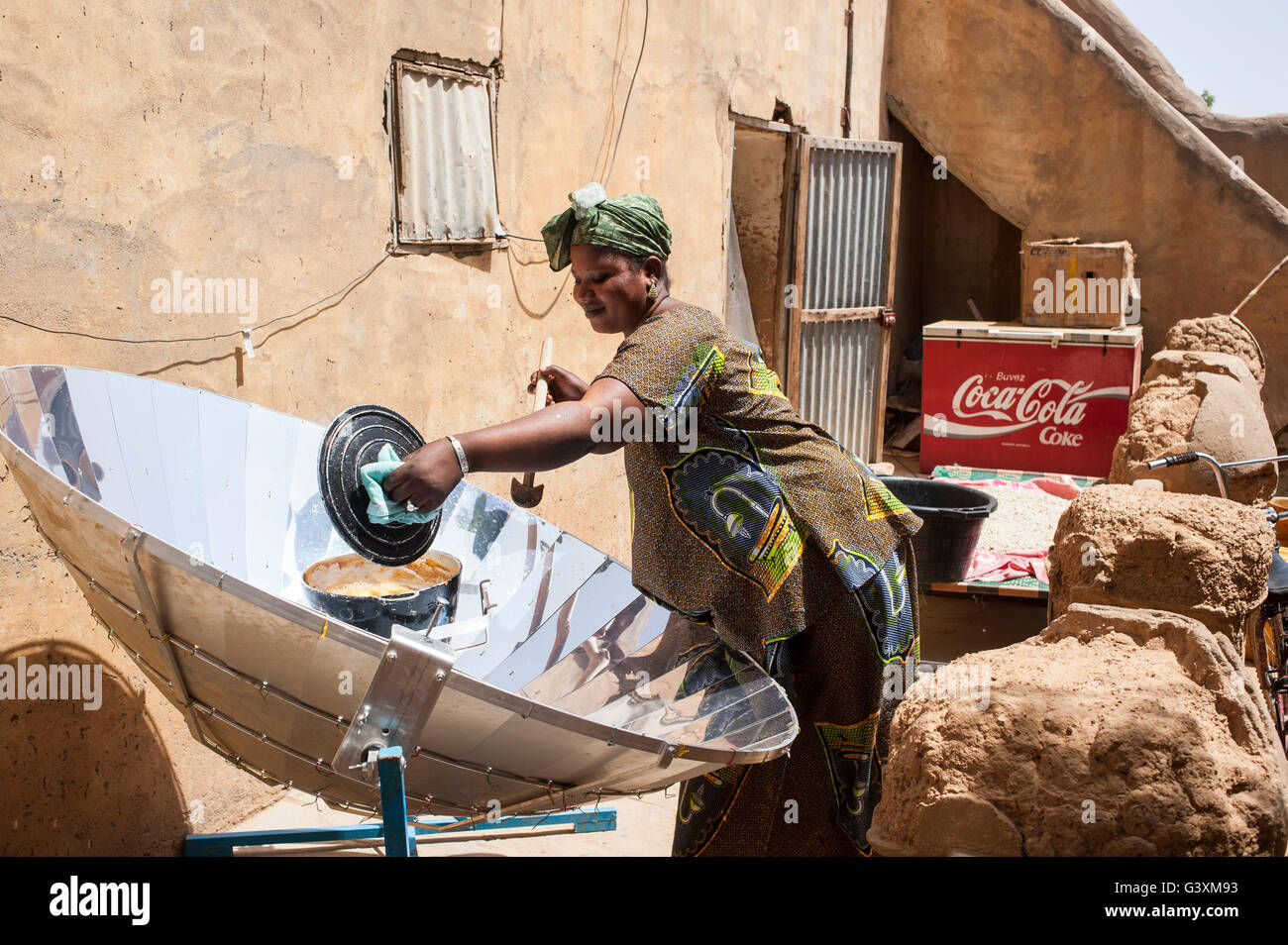 MALI Bandiagara, Frau mit Solarkocher, die Zubereitung von Speisen im Dorf / MALI Bandiagara, Frau Bereitet Mit Solarkocher Das Essen Zu Stockfoto