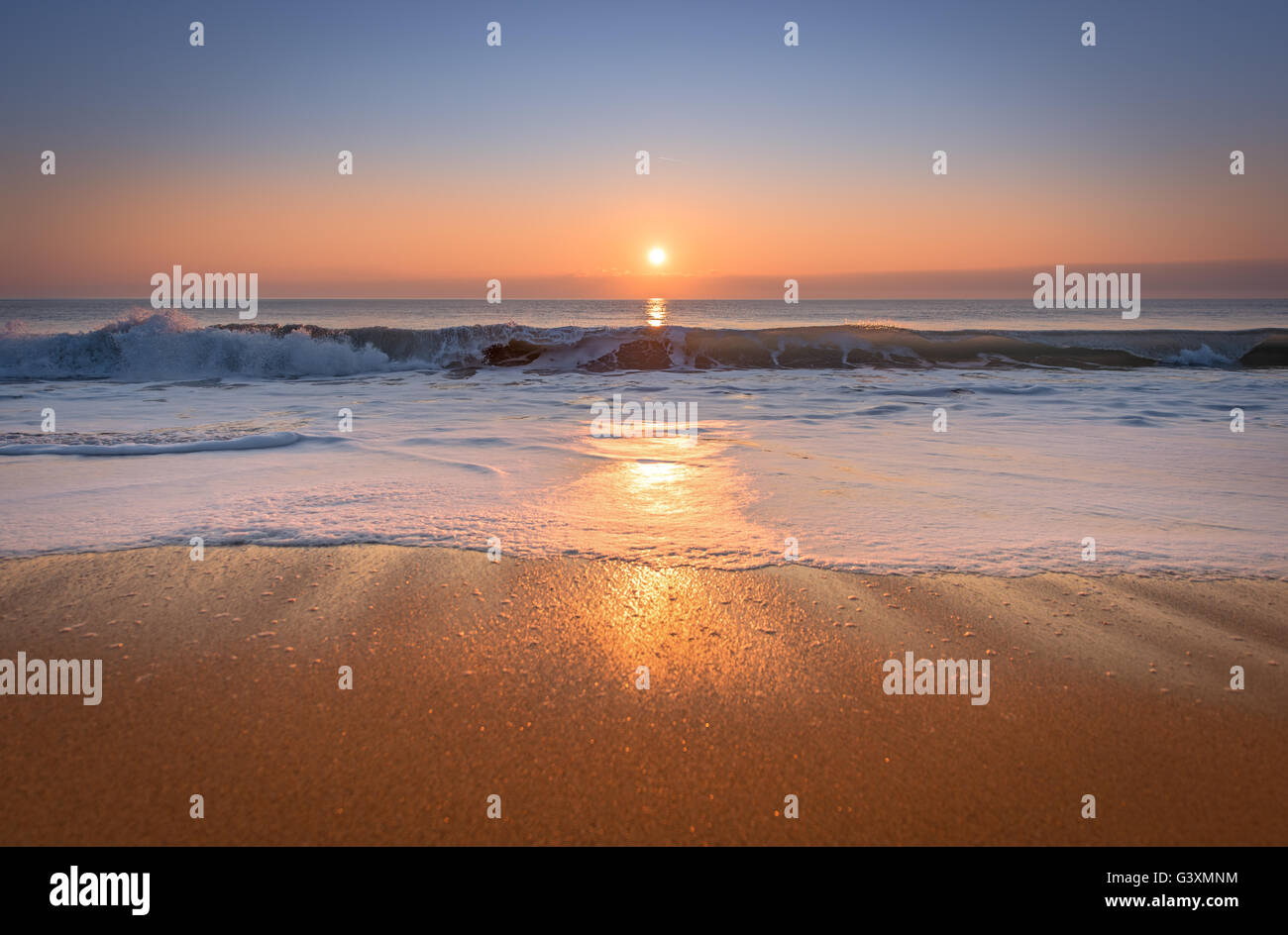 Wunderschönen Sonnenaufgang über dem Horizont. Stockfoto