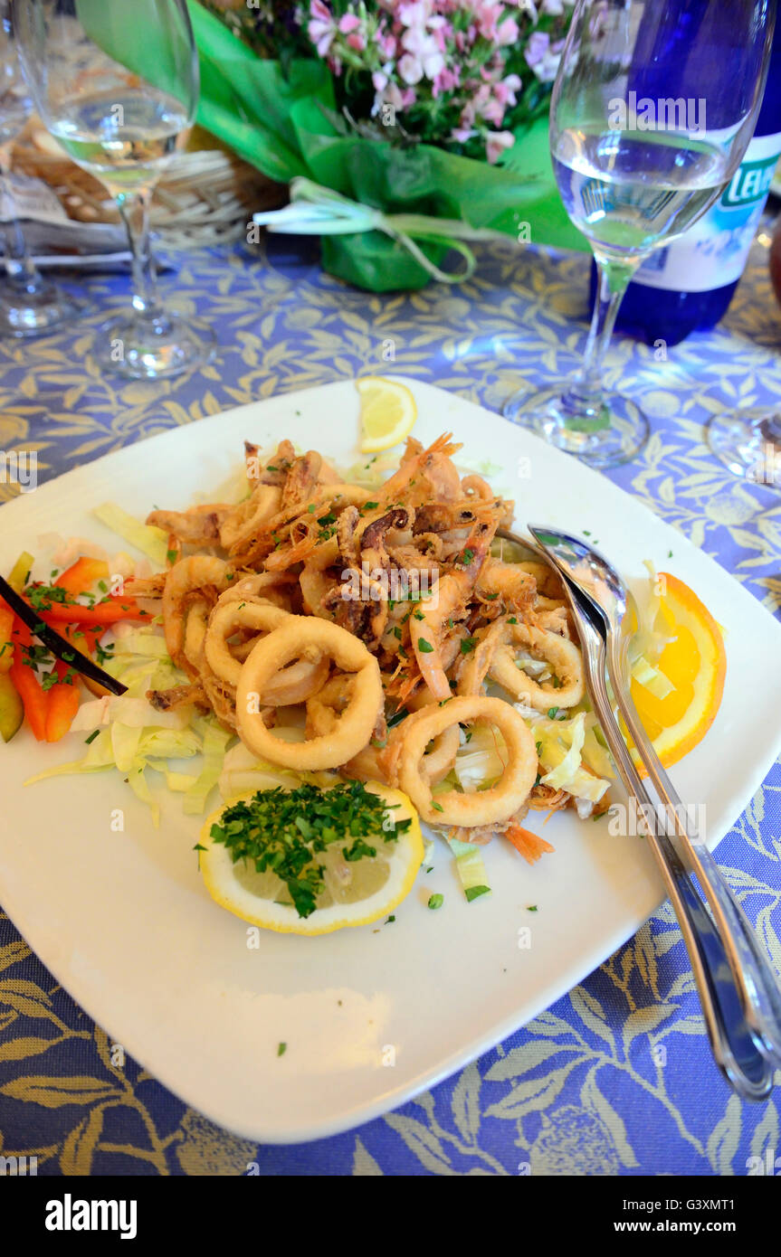 Gebratenen Fisch gemischt (Oktopus, Tintenfisch, Garnelen und Gemüse) Trapani, Italien Stockfoto