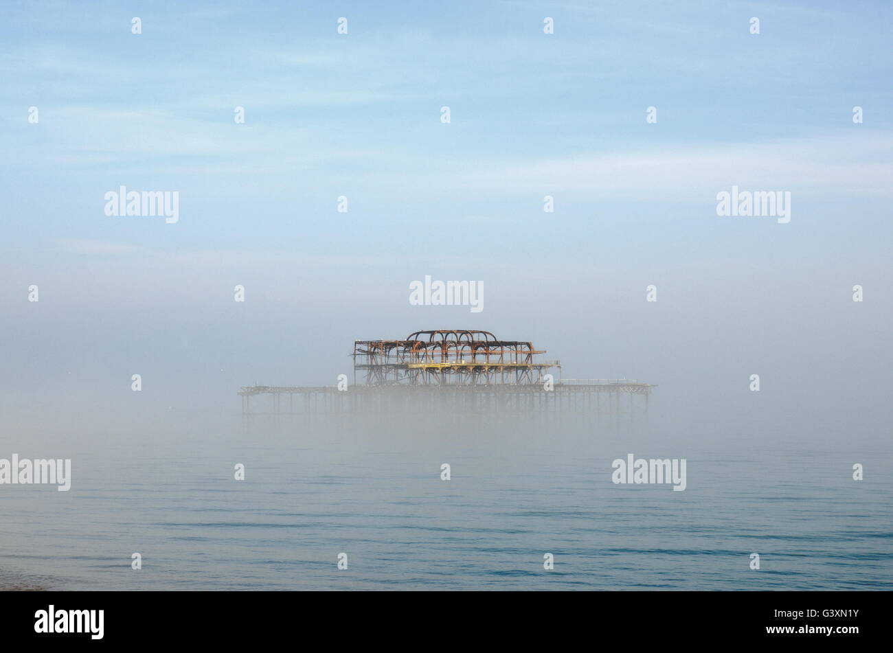 Der West Pier in Hove unter einem schweren Spätfrühling Nebel. Stockfoto