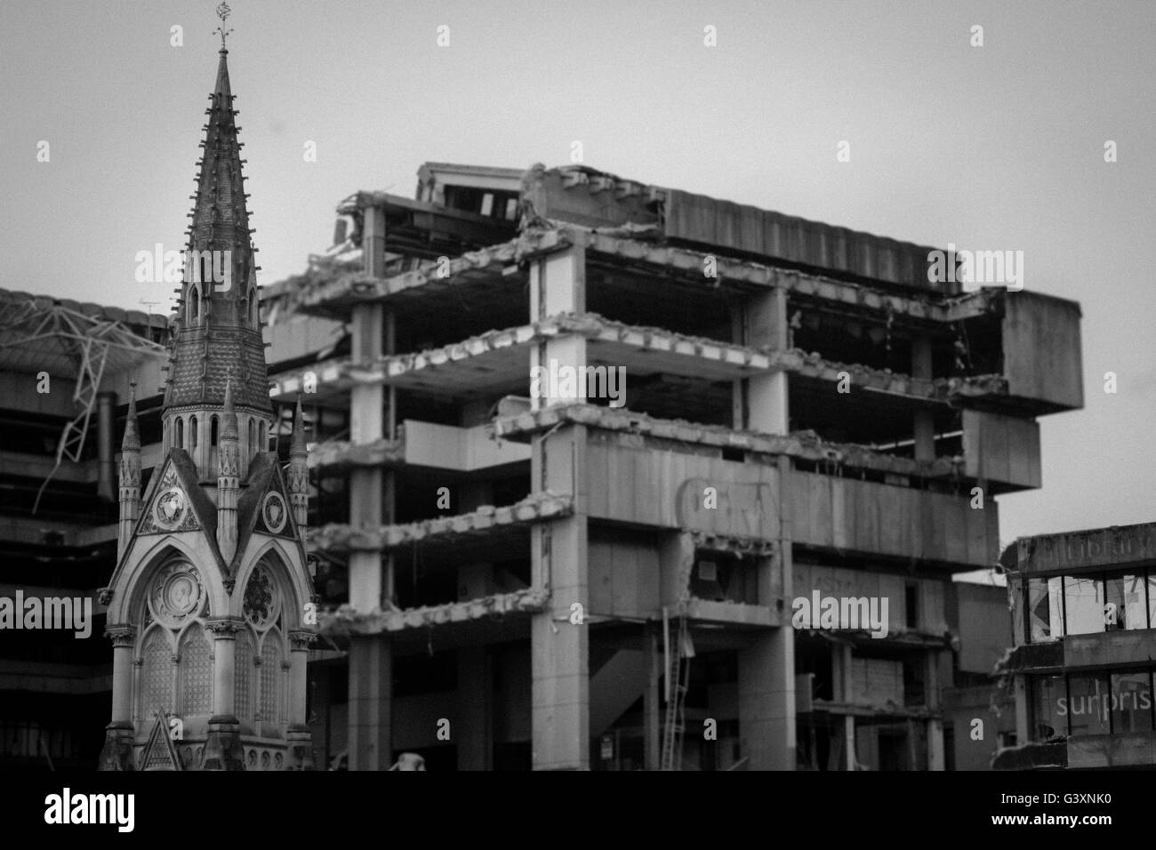 Abriss von Dschungel aus Beton mit Kirchturm steht stolz in Birmingham, Großbritannien Stockfoto