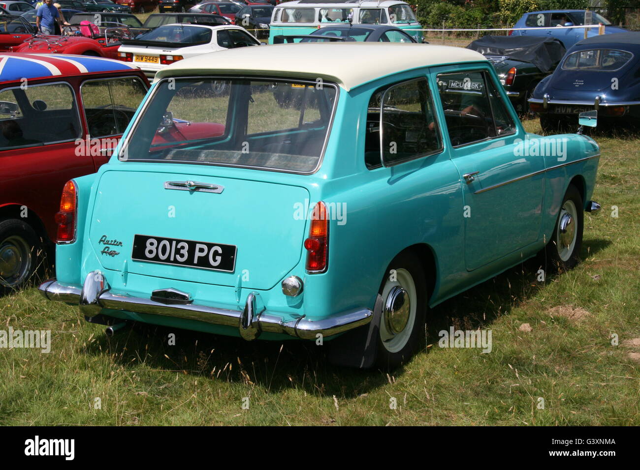 EIN ABSEITS RÜCKANSICHT EINES AUSTIN A40 FARINA AUTOS BEI EINER OLDTIMER-SHOW Stockfoto