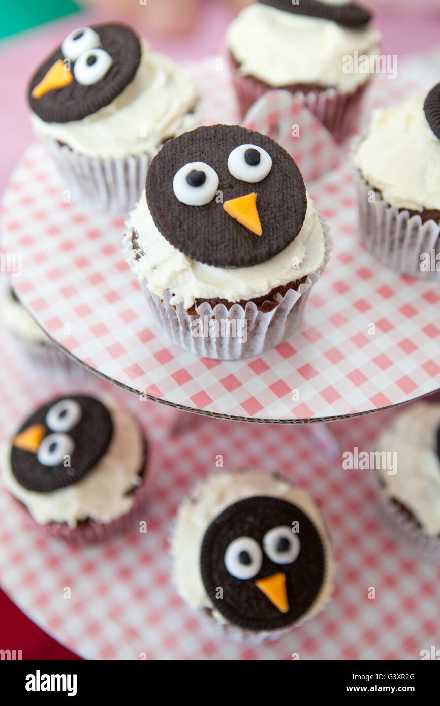 PinguinMuffins am Kindergeburtstag feiern Stockfotografie Alamy