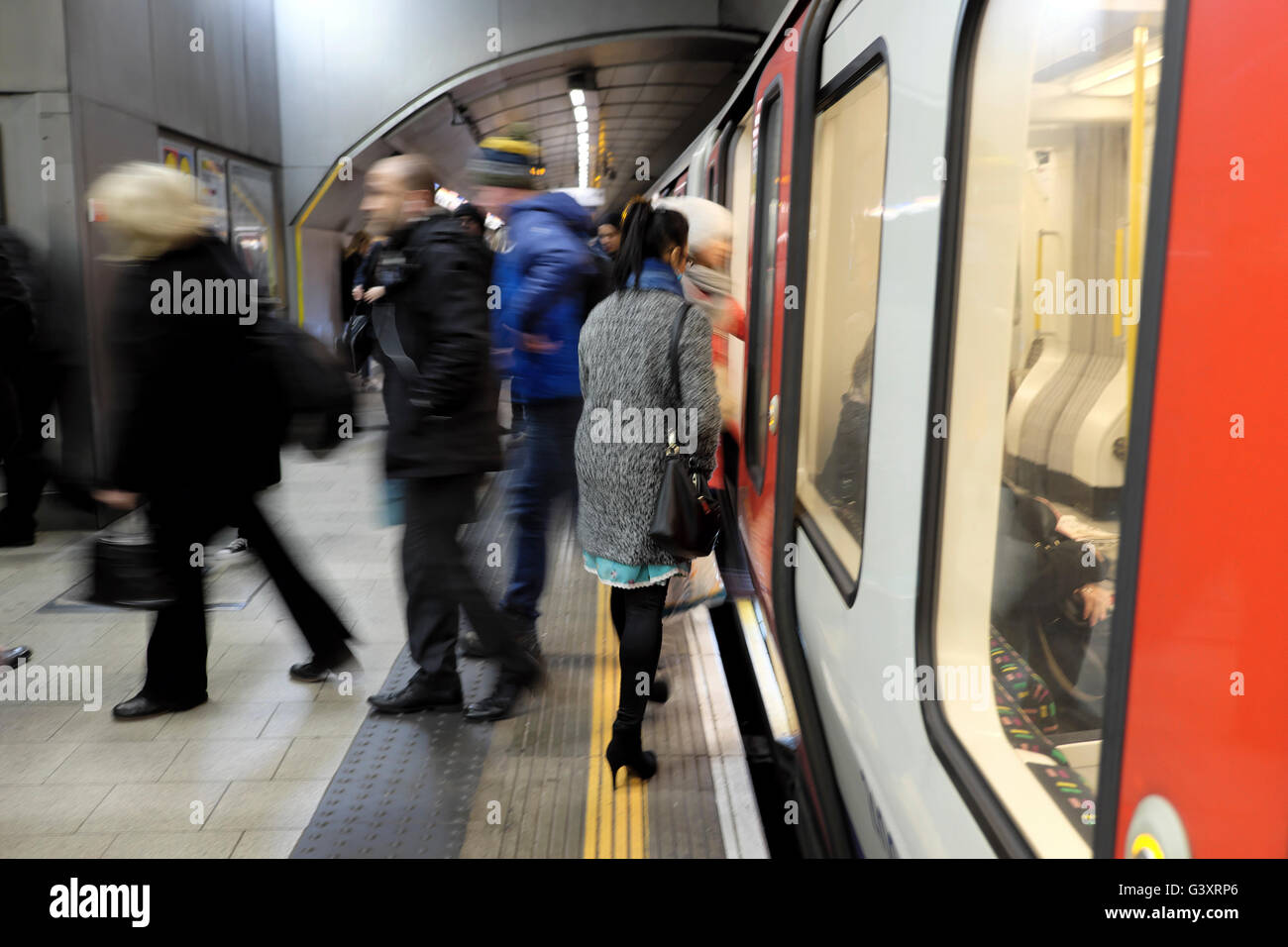 Pendler, die aus einem Rohr zu trainieren, in u-Bahnstation London UK KATHY DEWITT Stockfoto