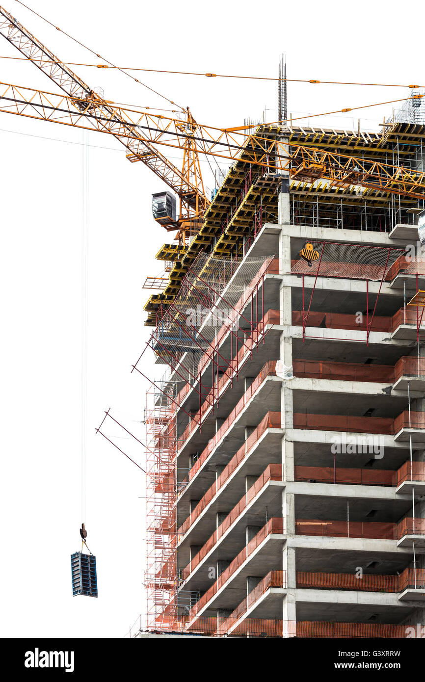 Konkrete Baustelle mit Turmdrehkranen gegen bewölktem Himmel Stockfoto