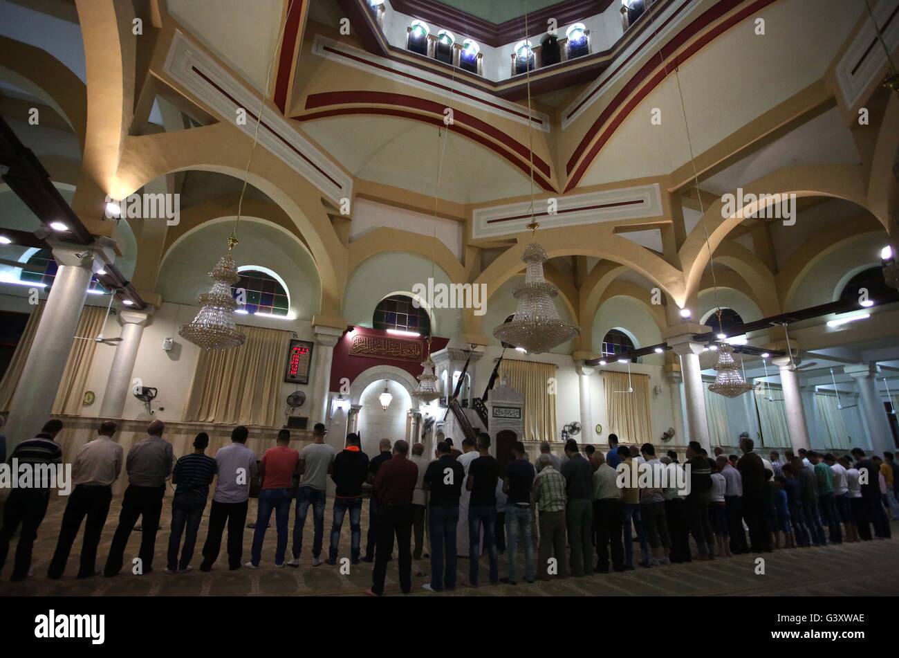 Nablus. 15. Juni 2016. Palästinensische Muslime verrichten 'Tarawih' Gebet am zehnten Tag des islamischen Fastenmonats Ramadan in einer Moschee in der West Bank Stadt Nablus, am 15. Juni 2016. Bildnachweis: Ayman Nobani/Xinhua/Alamy Live-Nachrichten Stockfoto