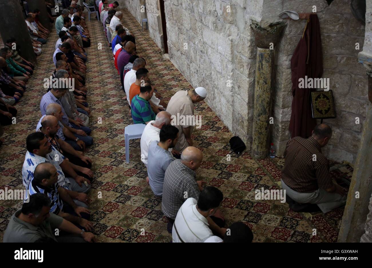 Nablus. 15. Juni 2016. Palästinensische Muslime verrichten 'Tarawih' Gebet am zehnten Tag des islamischen Fastenmonats Ramadan in einer Moschee in der West Bank Stadt Nablus, am 15. Juni 2016. Bildnachweis: Ayman Nobani/Xinhua/Alamy Live-Nachrichten Stockfoto