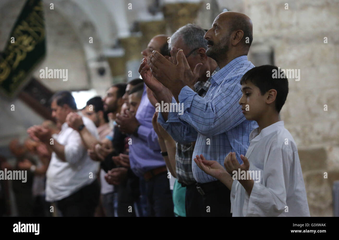 Nablus. 15. Juni 2016. Palästinensische Muslime verrichten 'Tarawih' Gebet am zehnten Tag des islamischen Fastenmonats Ramadan in einer Moschee in der West Bank Stadt Nablus, am 15. Juni 2016. Bildnachweis: Ayman Nobani/Xinhua/Alamy Live-Nachrichten Stockfoto