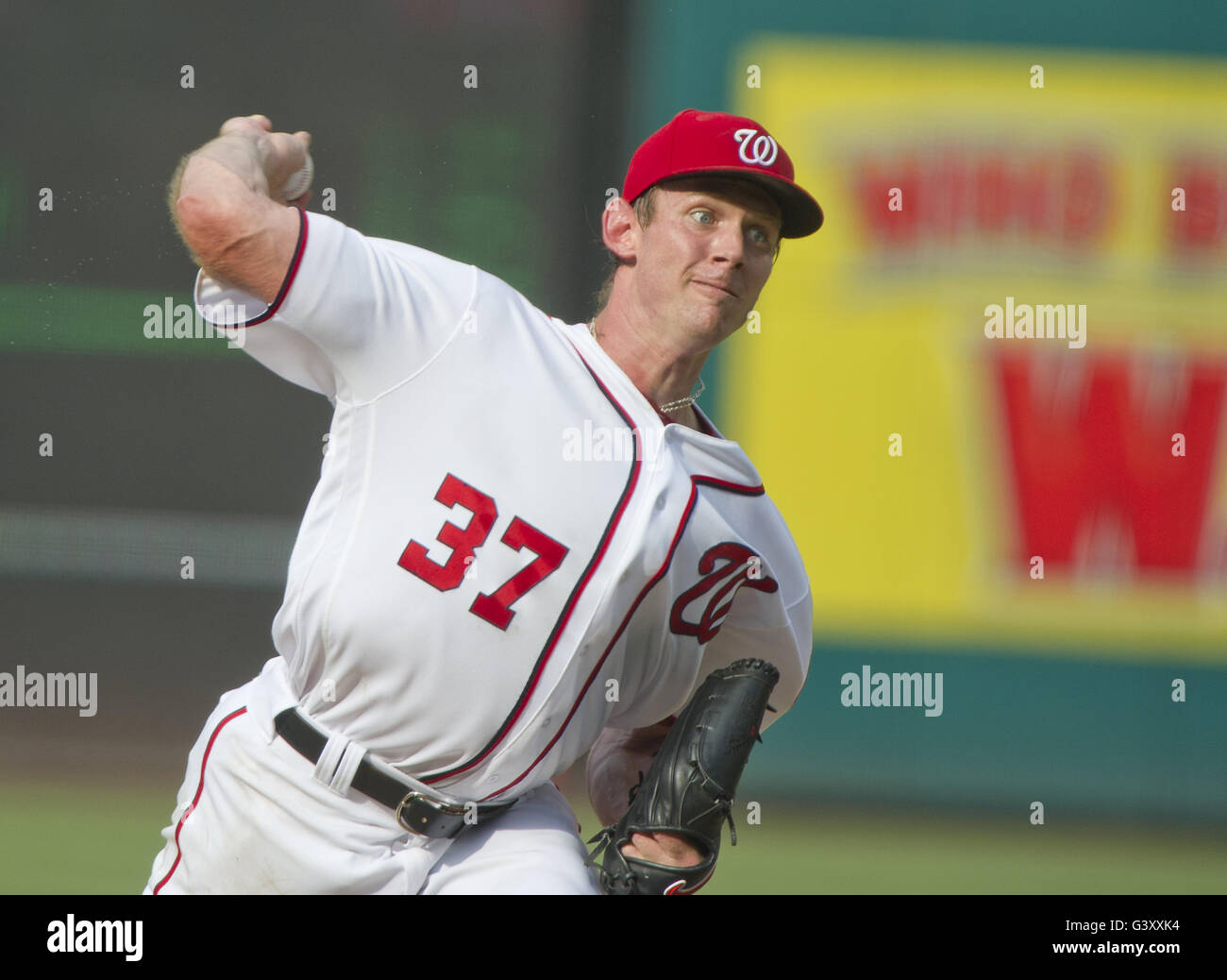 Washington, District Of Columbia, USA. 15. Juni 2016. Washington Nationals ab Krug STEPHEN STRASBURG (37) arbeitet im sechsten Inning gegen die Chicago Cubs Nationals Park. Die Staatsangehörigen gewann das Spiel 5: 4 in 12 Innings. Bildnachweis: Ron Sachs/CNP/ZUMA Draht/Alamy Live-Nachrichten Stockfoto