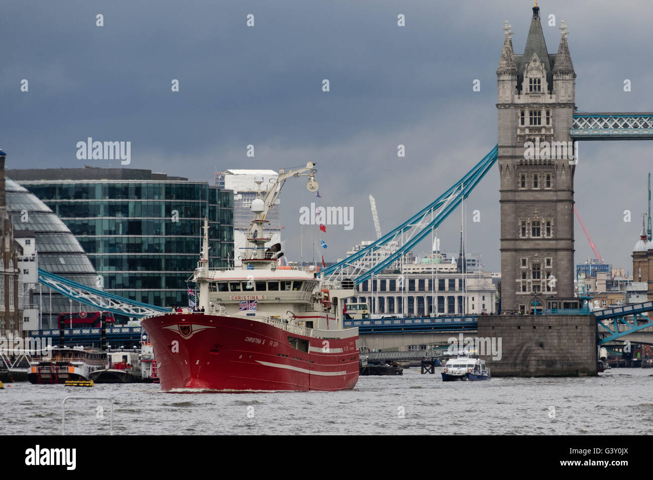 London, UK. 16. Juni 2016. Die letzten drei Fischerboote, Christina S, Resolute und Atlantic Challenge die Teilnahmen an der "Fischerei zu verlassen," Angeln Boot Flottille verlassen London Tower Bridge an der Themse, heute Morgen nach Schottland zurück. Mitglieder des Fischfangs für die Gruppe verlassen, unterstützt von Nigel Farage kämpfen um die Europäische Union vor der Volksabstimmung am 23. Juni verlassen. Bildnachweis: Versand Bilder/Alamy Live News Stockfoto