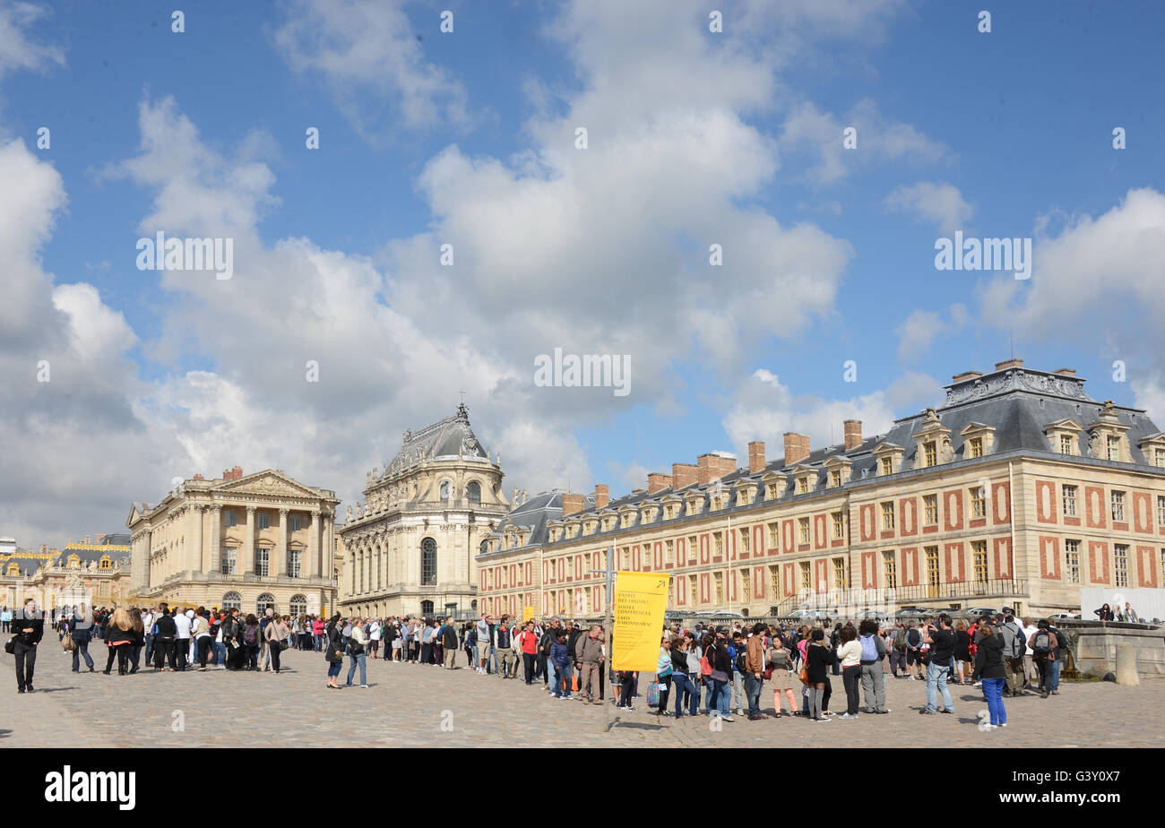 Paris, Deutschland. 12. Sep, 2008. Besucher stehen am Eingang zum Schloss von Versailles am Stadtrand von Paris, Deutschland, 12. September 2008. Ehemaliges Jagdschloss von Louis XI. Ised für wichtige Empfänge, Hochzeiten der königlichen Familie und der Empfang von Diplomaten war. Foto: Waltraud Grubitzsch /dpa - NO-Draht-SERVICE-/ Dpa/Alamy Live News Stockfoto