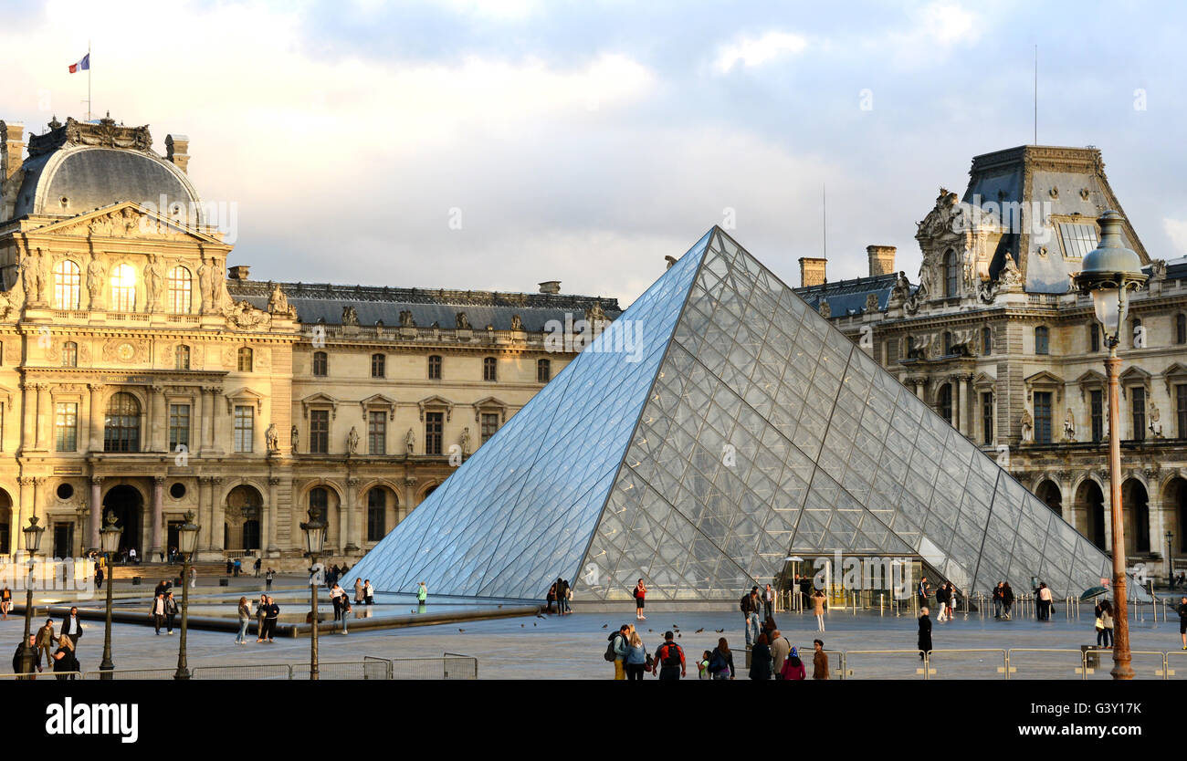 Blick Auf Die Glaspyramide Im Hof Des Museum Louvre In Paris 11