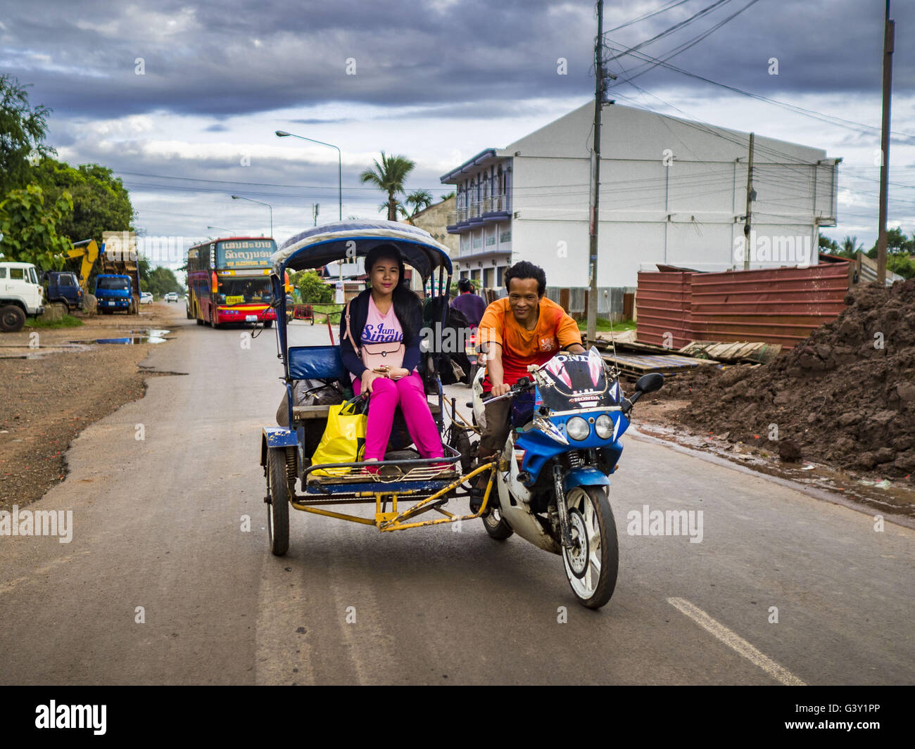 Pakse, Champasak, Laos. 16. Juni 2016. Ein Samlor oder drei Rädern Taxi, nimmt eine Frau auf einem Markt in Pakse. Lao schwimmenden Motorräder zu verwenden, aber ansonsten sind ähnlich wie Rikschas. Pakse ist die Hauptstadt der Provinz Champasak im Süden von Laos. Es befindet sich am Zusammenfluss der Flüsse Mekong und Xe Don. Es ist die Gateway-Stadt bis zu 4.000 Inseln, nahe der Grenze zu Kambodscha und der Kaffeeanbau Hochland von Süden von Laos. © Jack Kurtz/ZUMA Draht/Alamy Live-Nachrichten Stockfoto