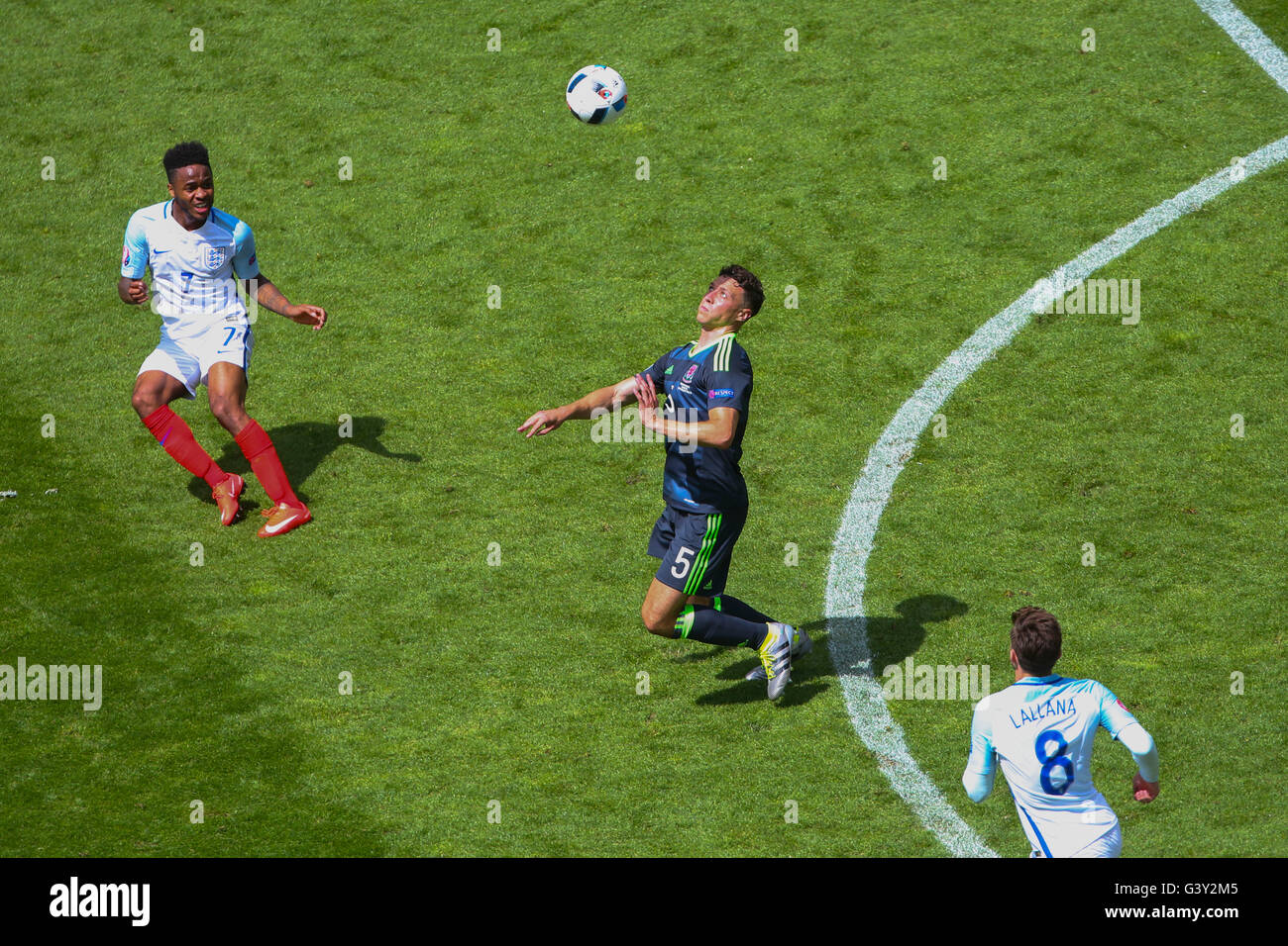 Stade Felix Bollaert-Delelis, Lens, Frankreich. 16. Juni 2016. Fußball-Europameisterschaft. England Verus Wales. James Chester (Wales) senkt den hohen Ball Credit: Action Plus Sport/Alamy Live News Stockfoto