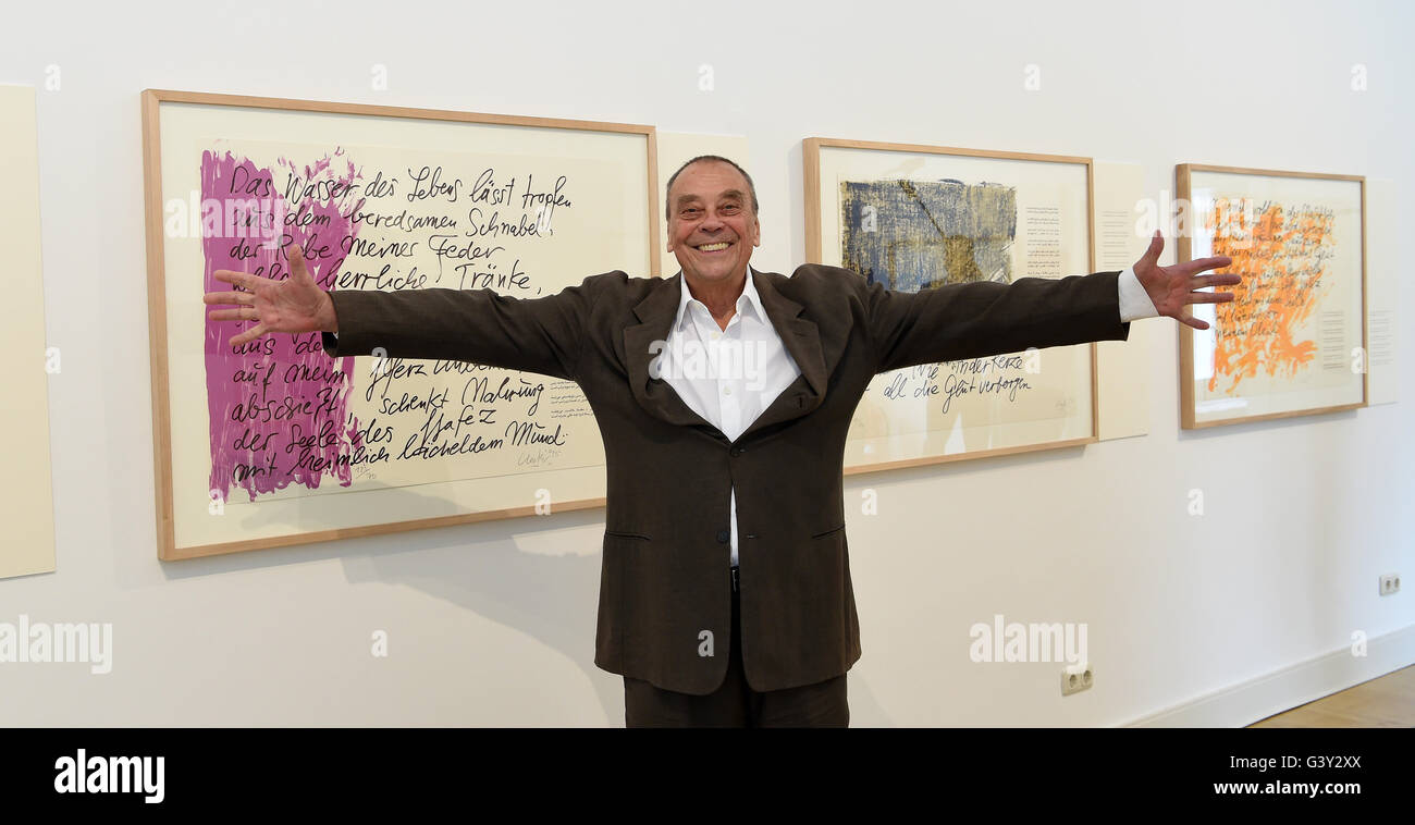 Wolfenbüttel, Deutschland. 16. Juni 2016. Künstler-Guenther Uecker-Posen vor der Arbeit in seiner Ausstellung "Guenther Uecker - Hommage an Hafez" im Schloss Museum Wolfenbüttel in Wolfenbüttel, Deutschland, 16. Juni 2016. Schloss Museum Wolfenbüttel präsentiert Baureihe 42 Stück bis 14. August 2016. Inspiriert durch die fast 700 Jahre alten Verse des persischen Dichters Hafez, der auch Goethe fasziniert, Uecker verwandelt Worte in Fotos. Foto: HOLGER HOLLEMANN/Dpa/Alamy Live News Stockfoto