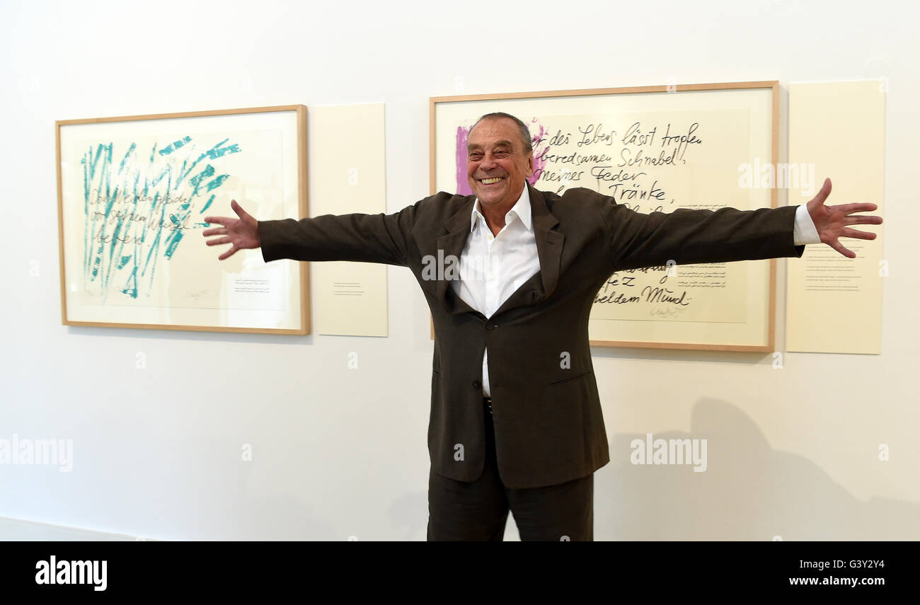 Wolfenbüttel, Deutschland. 16. Juni 2016. Künstler-Guenther Uecker-Posen vor der Arbeit in seiner Ausstellung "Guenther Uecker - Hommage an Hafez" im Schloss Museum Wolfenbüttel in Wolfenbüttel, Deutschland, 16. Juni 2016. Schloss Museum Wolfenbüttel präsentiert Baureihe 42 Stück bis 14. August 2016. Inspiriert durch die fast 700 Jahre alten Verse des persischen Dichters Hafez, der auch Goethe fasziniert, Uecker verwandelt Worte in Fotos. Foto: HOLGER HOLLEMANN/Dpa/Alamy Live News Stockfoto