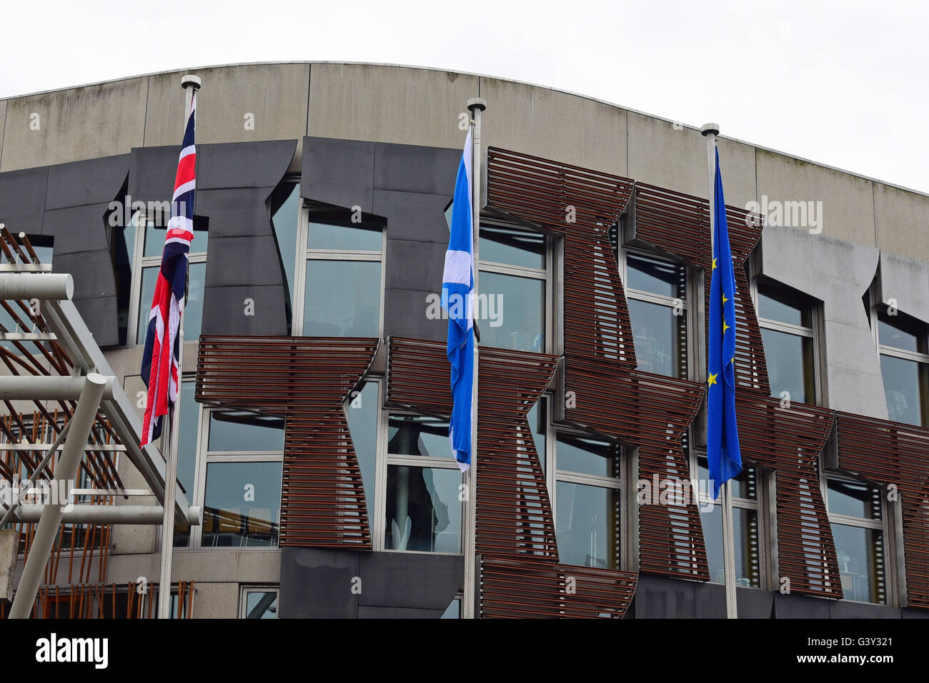 Edinburgh, Schottland, Vereinigtes Königreich, 16, Juni 2016. Die Flagge der Europäischen Union hängt neben dem schottischen Andreaskreuz und Anschluß-Markierungsfahne außerhalb des schottischen Parlaments Credit: Ken Jack / Alamy Live News Stockfoto