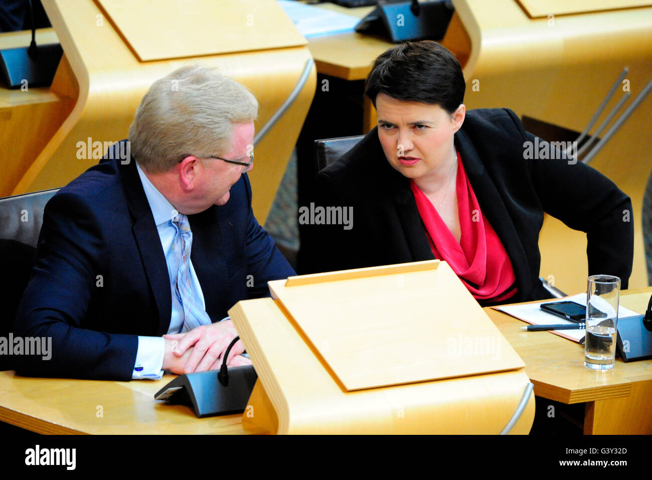 Edinburgh, Schottland, Vereinigtes Königreich, 16, Juni 2016. Schottische konservative Führer Ruth Davidson spricht, ihr Stellvertreter Jackson Carlaw erster Minister Fragen in das schottische Parlament, in dem das Thema Europa prominenter Credit war: Ken Jack / Alamy Live News Stockfoto