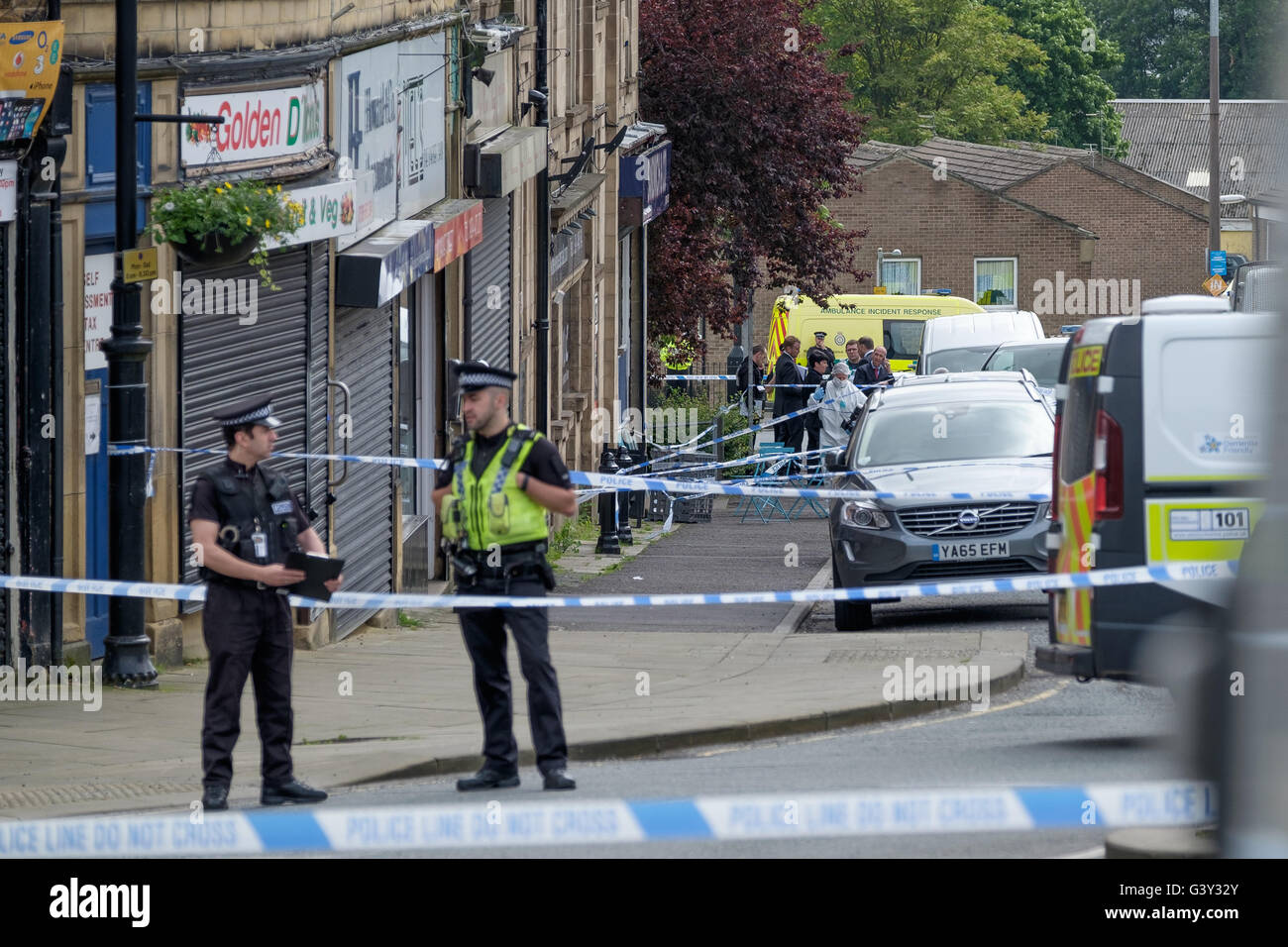 Market Street, Birstall in der Nähe von Leeds, West Yorkshire, Großbritannien. 16. Juni 2016. Im Vordergrund Offiziere Mann einen Kordon und im Hintergrund mehr Offiziere an der Szene des Schießens gesehen werden können. Bildnachweis: Ian Wray Alamy Live-Nachrichten Stockfoto