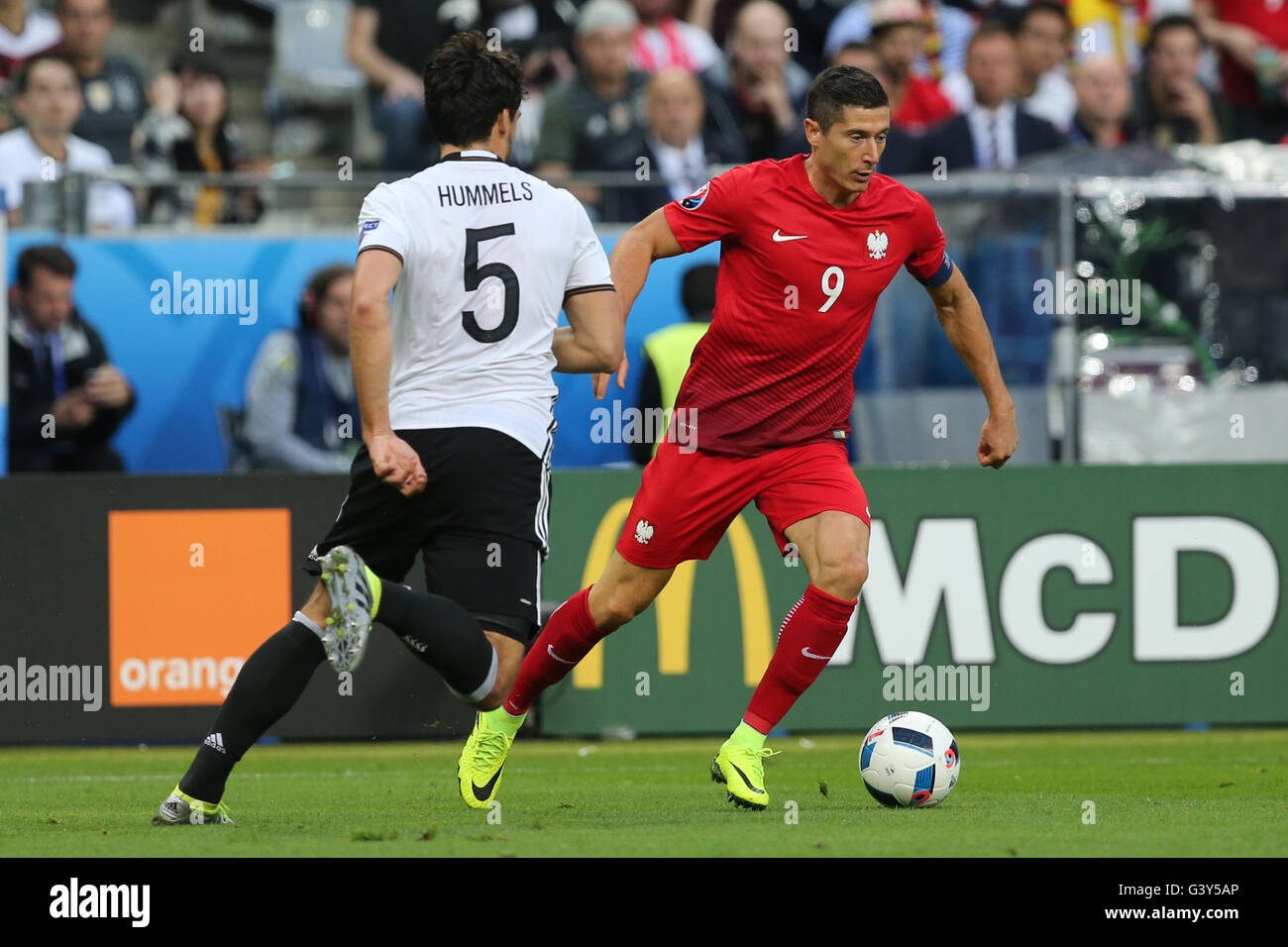 St Denis, Paris, Frankreich. 16. Juni 2016. Fußball-Europameisterschaft, Deutschland gegen Polen. Mats Hummels (GER), Robert Lewandowski (POL) Credit: Aktion Plus Sport/Alamy Live-Nachrichten Stockfoto