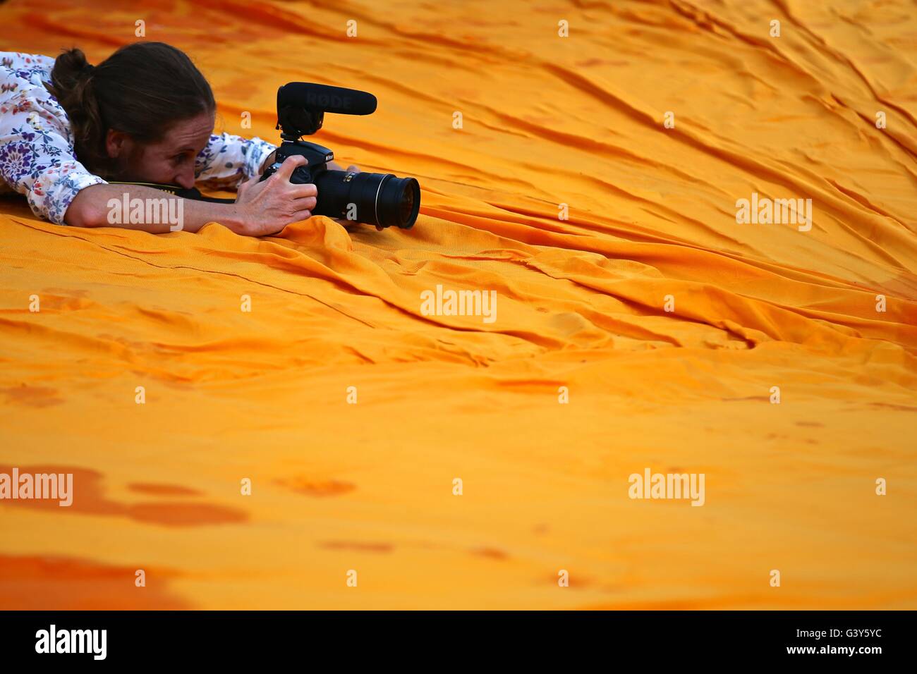 Mailand. 16. Juni 2016. Eine Frau nimmt Fotos von der Installation "The Floating Piers" während einer Pressevorschau auf den Lago d ' Iseo in Oberitalien 16. Juni 2016. Das große Kunstwerk "The Floating Piers" des Künstlers Christo Vladimirov Yavachev wird vom 18. Juni bis 3 Juli für die Öffentlichkeit zugänglich. Bildnachweis: Jin Yu/Xinhua/Alamy Live-Nachrichten Stockfoto