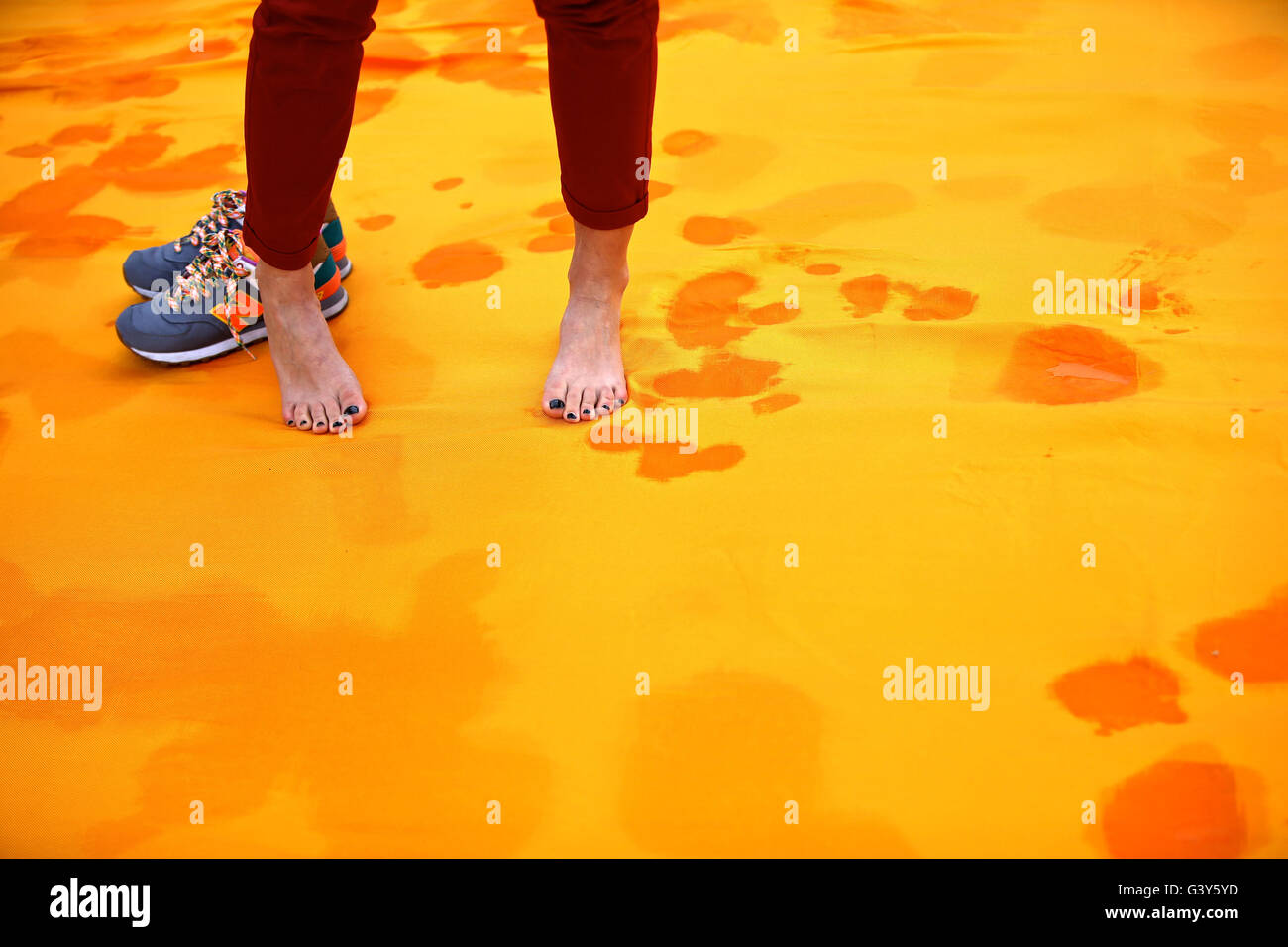 Mailand. 16. Juni 2016. Eine Frau geht auf die Installation "The Floating Piers" während einer Pressevorschau auf den Lago d ' Iseo in Oberitalien 16. Juni 2016. Das große Kunstwerk "The Floating Piers" des Künstlers Christo Vladimirov Yavachev wird vom 18. Juni bis 3 Juli für die Öffentlichkeit zugänglich. Bildnachweis: Jin Yu/Xinhua/Alamy Live-Nachrichten Stockfoto