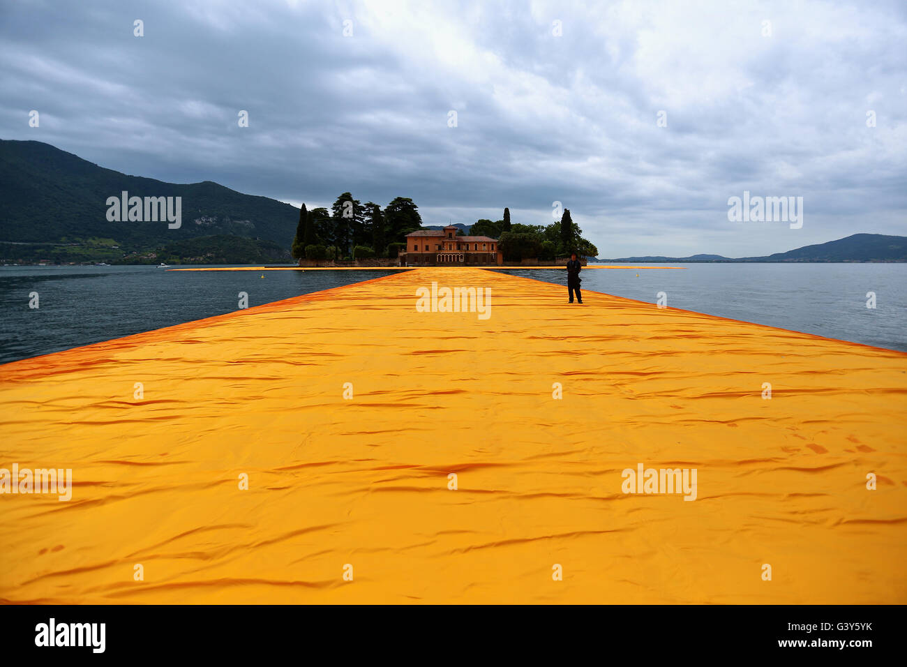 Mailand. 16. Juni 2016. Foto aufgenommen am 16. Juni 2016 zeigt die Installation "The Floating Piers" während einer Pressevorschau auf den Lago d ' Iseo in Oberitalien. Das große Kunstwerk "The Floating Piers" des Künstlers Christo Vladimirov Yavachev wird vom 18. Juni bis 3 Juli für die Öffentlichkeit zugänglich. Bildnachweis: Jin Yu/Xinhua/Alamy Live-Nachrichten Stockfoto