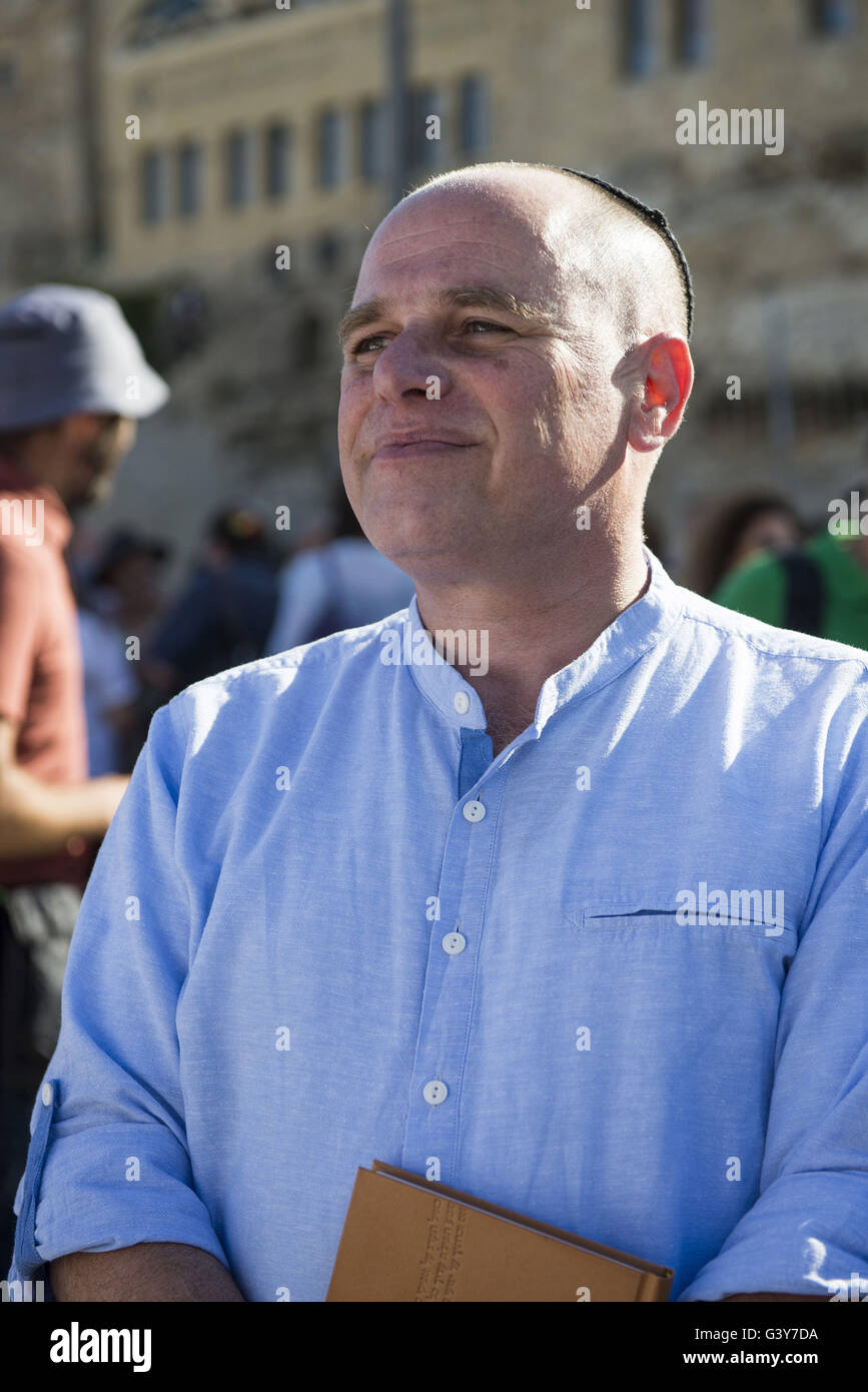 Jerusalem, Israel. 16. Juni 2016. Die Masorti-Bewegung ist eine jüdische-konservative religiöse Gruppe, die glaubt, in Ploralism und Deomcratic Vision des Zionismus. Heute Morgen versuchte die Gruppe um gemeinsam zu einem gegenseitigen Gebet an der Klagemauer als Schritt, einen pluralistischen Gebet Raum am Standort zu verlangen. Sie wir sind Againts protestieren, ein Haredi und religiöse Jugendliche und Yeshiva-Studenten von Anfang bis zum Ende der Zeremonie. Bildnachweis: Danielle Shitrit/ZUMA Draht/Alamy Live-Nachrichten Stockfoto