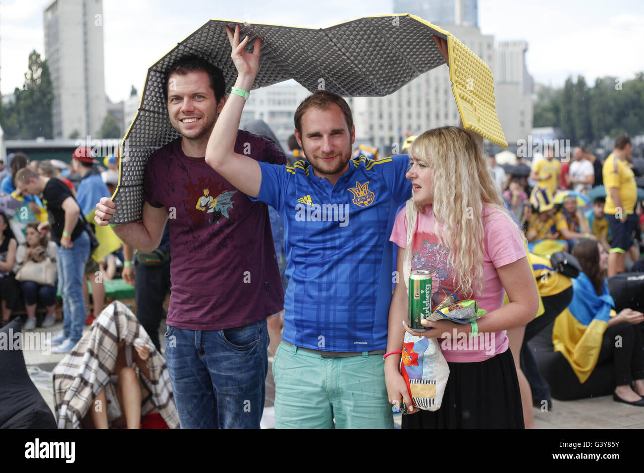 Kiew, Ukraine. 16. Juni 2016. Ukrainische Fans sehen die UEFA EURO 2016 Gruppe C vorläufige Vorrundenspiel zwischen der Ukraine und Nordirland in der Fanzone in Kiew, Ukraine, 16. Juni 2016. Die Fußball-Europameisterschaft UEFA EURO 2016 findet vom 10. Juni bis 10. Juli 2016 in Frankreich. Bildnachweis: Nazar Furyk/ZUMA Draht/Alamy Live-Nachrichten Stockfoto