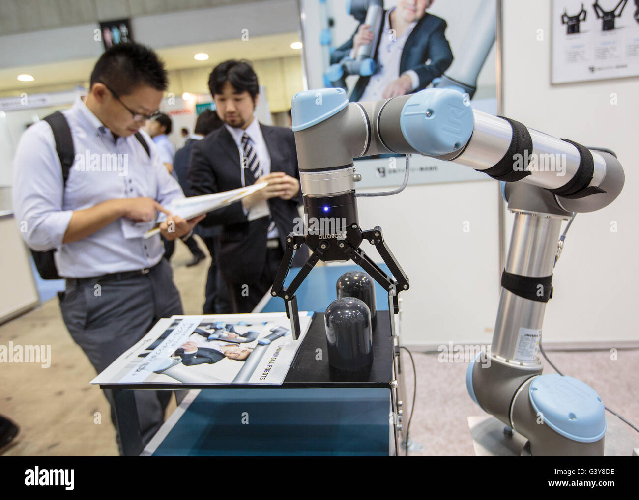 Tokio, Japan. 17. Juni 2016. Der Energiemarkt, Biomasse, Fabrik und intelligente Landwirtschaft und erneuerbare Energien. 17. Juni 2016. Tokyo, Japan, 17. Juni 2016 - zeigt eine Robotiq adaptive Robotergreifer Abholung ein Kunststoff-Zylinder während der Smart Community Japan 2016 in Tokio auf Freitag, 17. Juni 2016. Die Smart Community Japan Expo präsentiert die neueste Technologie in Bezug auf neue Generation Energie, Reformen im Energiemarkt, Biomasse, Fabrik und intelligente Landwirtschaft und erneuerbare Energien. Bildnachweis: AFLO/Alamy Live-Nachrichten Stockfoto