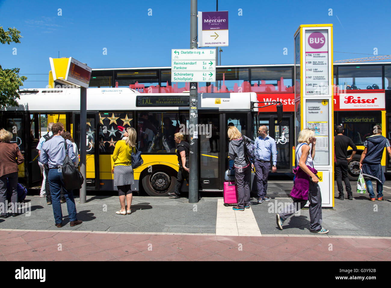 Bushaltestelle, öffentliche Bus-Service, am Hauptbahnhof, Hauptbahnhof, Berlin, Deutschland Stockfoto