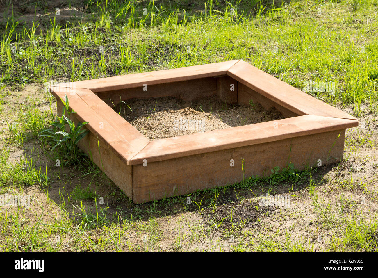 Braun Kinder Holz Sandkasten auf der Erde Stockfoto