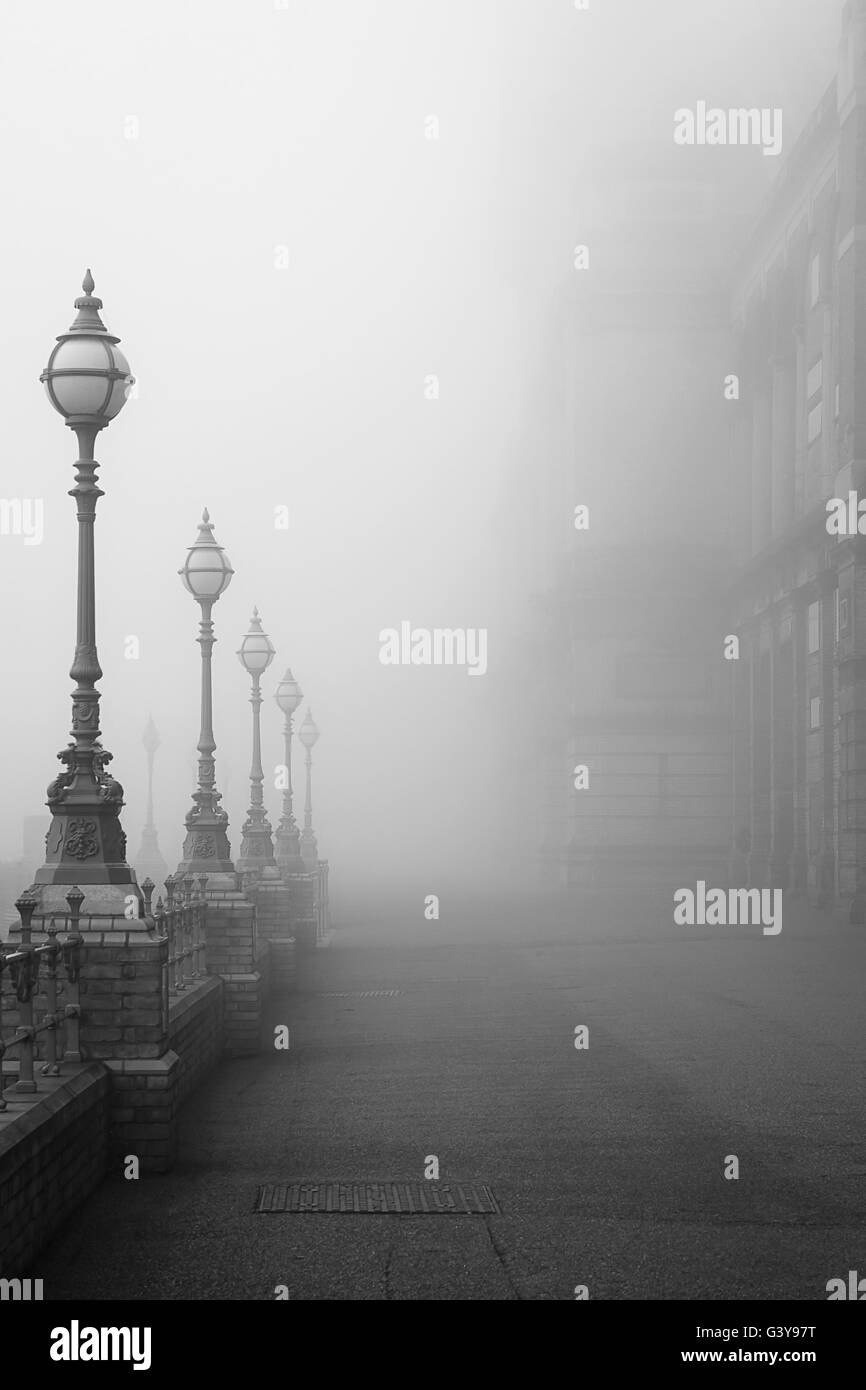 Lampen in einem Nebel. Schwarz und weiß. Stockfoto
