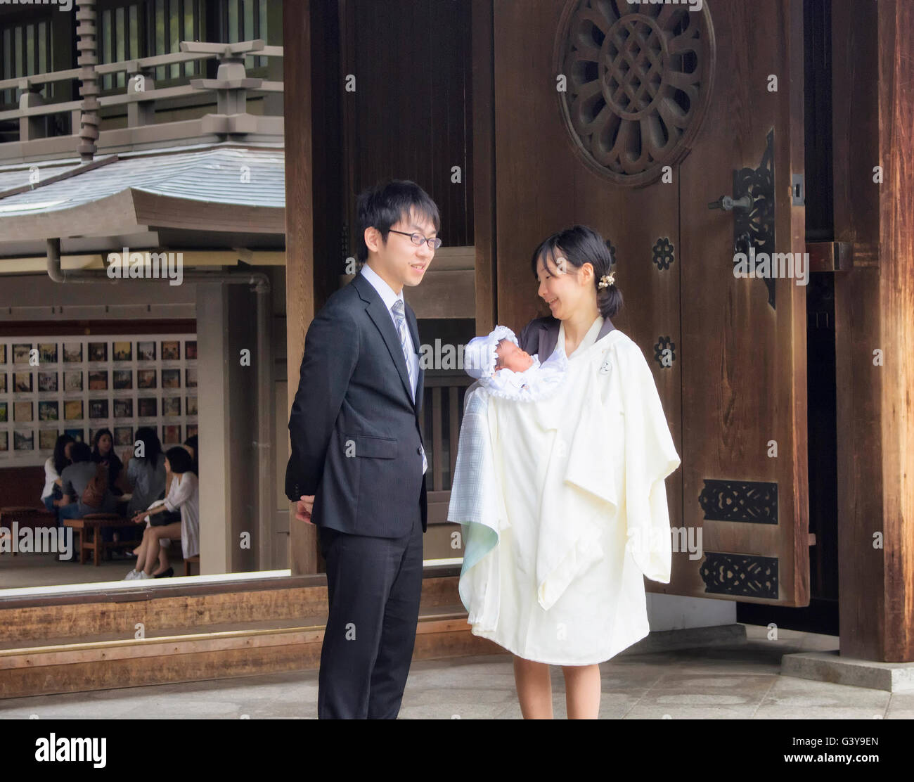 Tokio - Mai 2016: Vater, Mutter und ihr Baby am Meiji-Schrein im Yoyogi-Park am 28. Mai 2016 Stockfoto