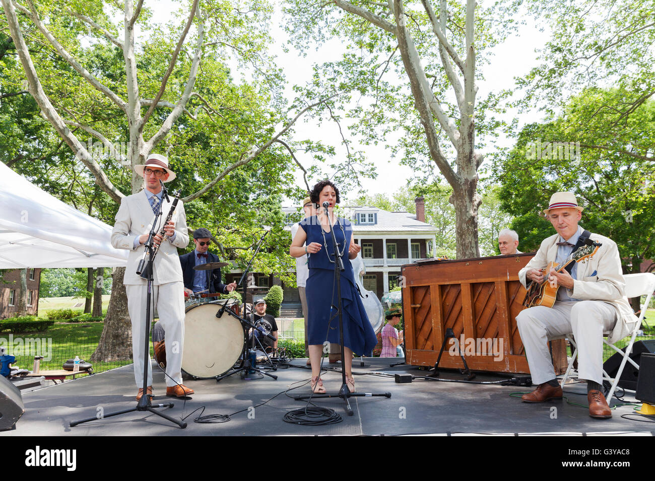 New York, NY USA - 11. Juni 2016: Tamar Korn & durchführen während 11. Jazz-Quintett Alter Rasen Partei auf Governors Island Stockfoto