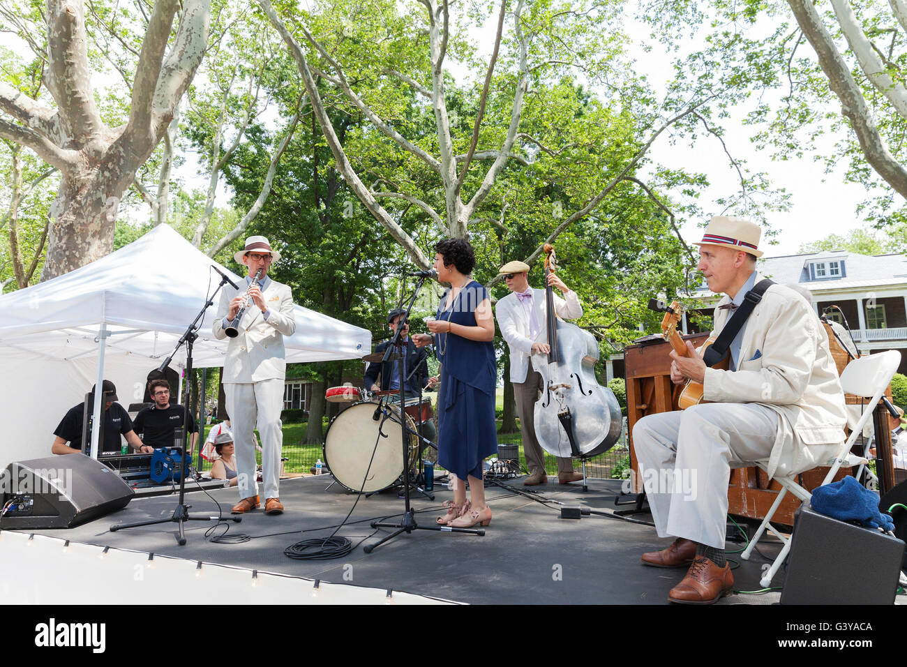 New York, NY USA - 11. Juni 2016: Tamar Korn & durchführen während 11. Jazz-Quintett Alter Rasen Partei auf Governors Island Stockfoto